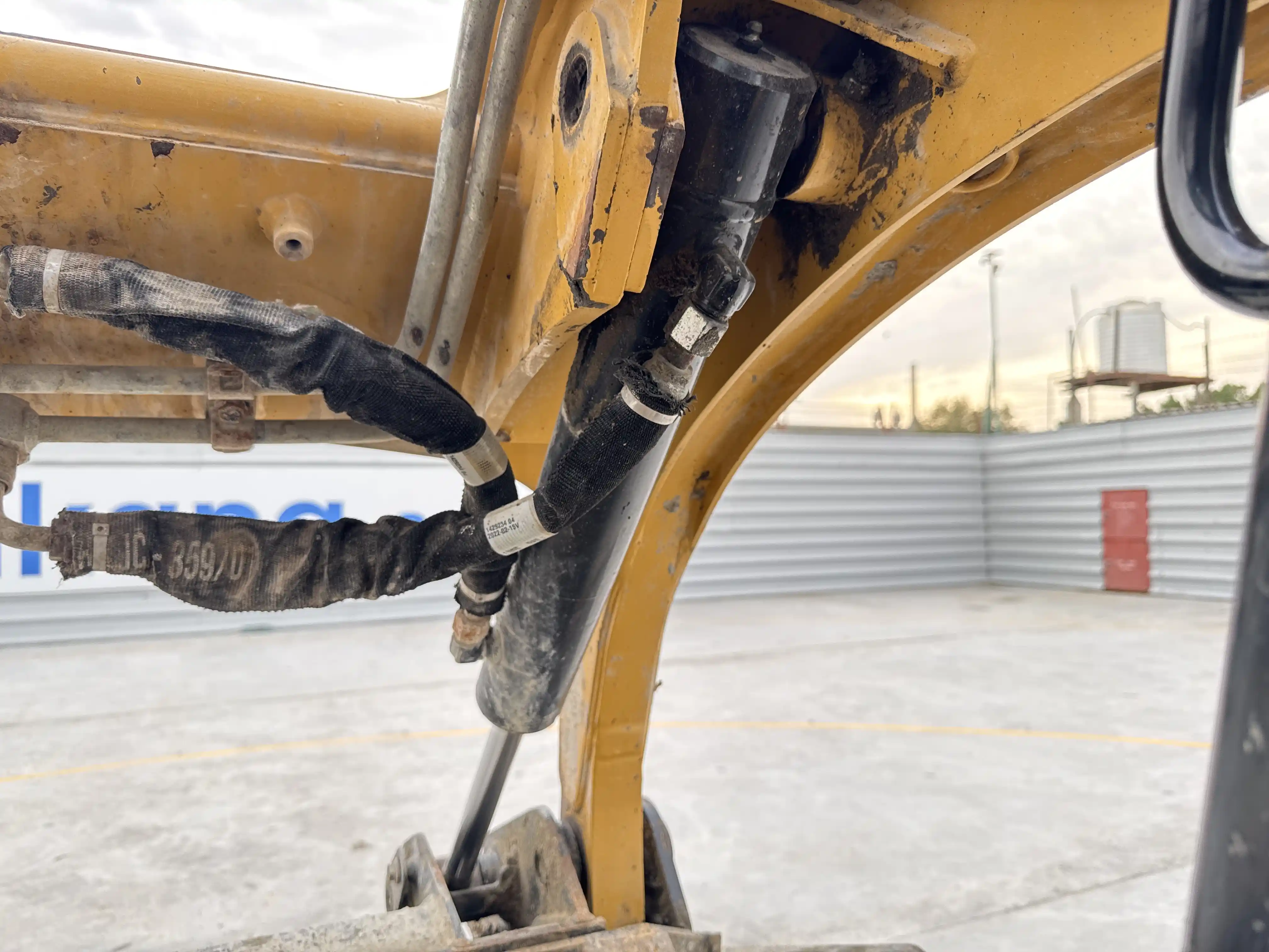 SSL-003-Cat-226B3-skid-steer-loader-inspection-hydraulics-bucket-tilt-cylinders-1