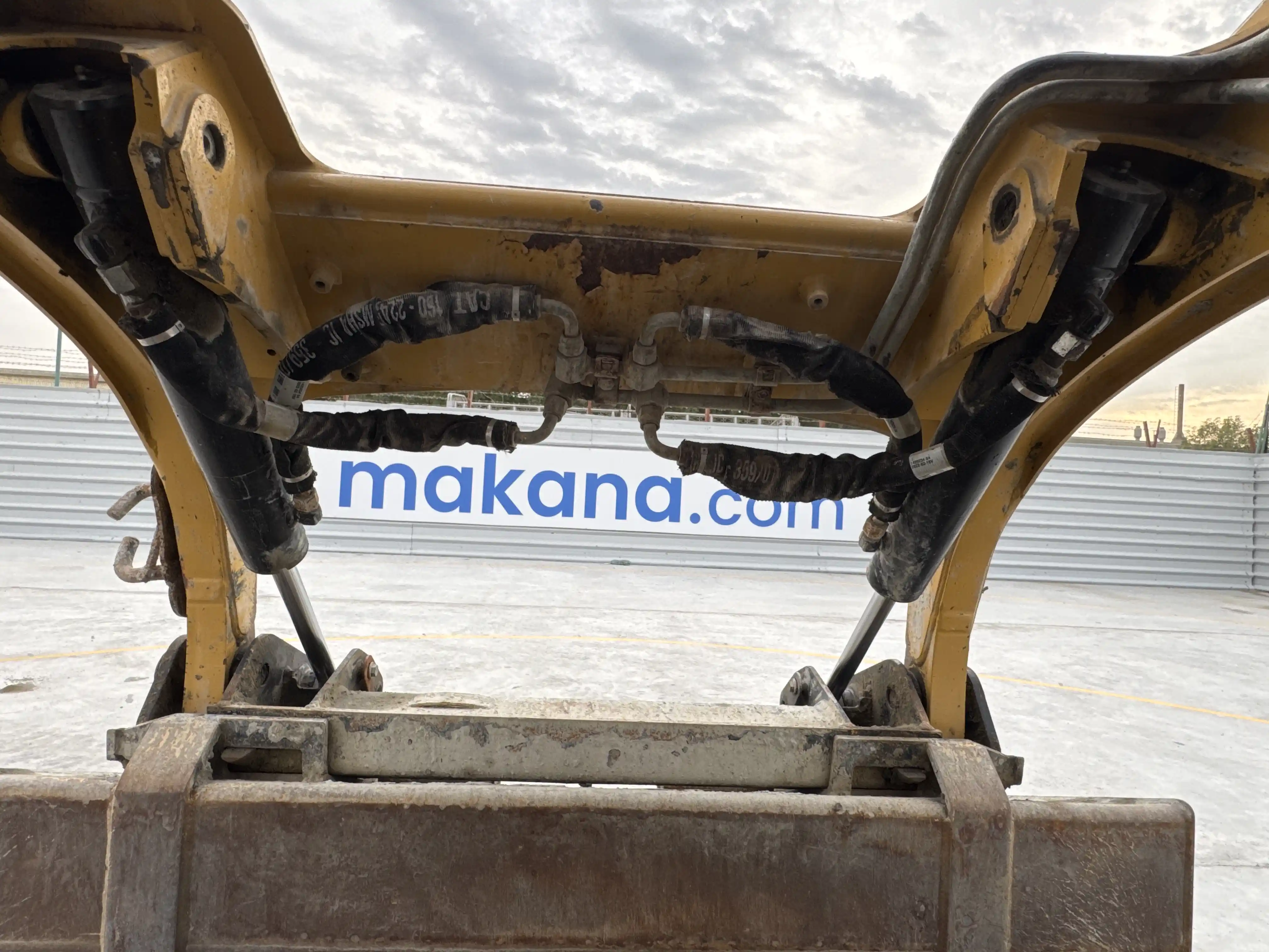 SSL-003-Cat-226B3-skid-steer-loader-inspection-hydraulics-bucket-tilt-cylinders-2