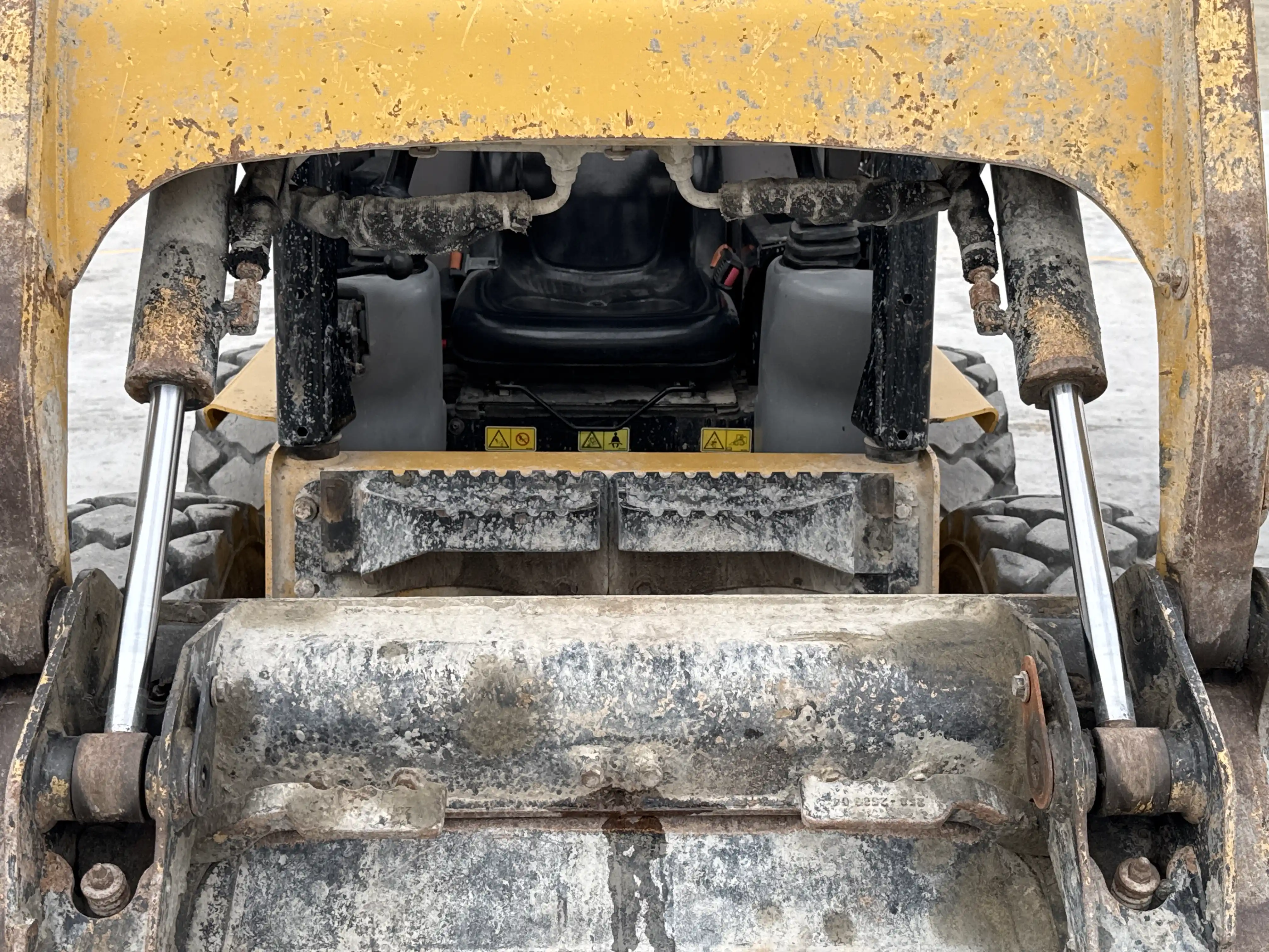 SSL-003-Cat-226B3-skid-steer-loader-inspection-hydraulics-bucket-tilt-cylinders-3