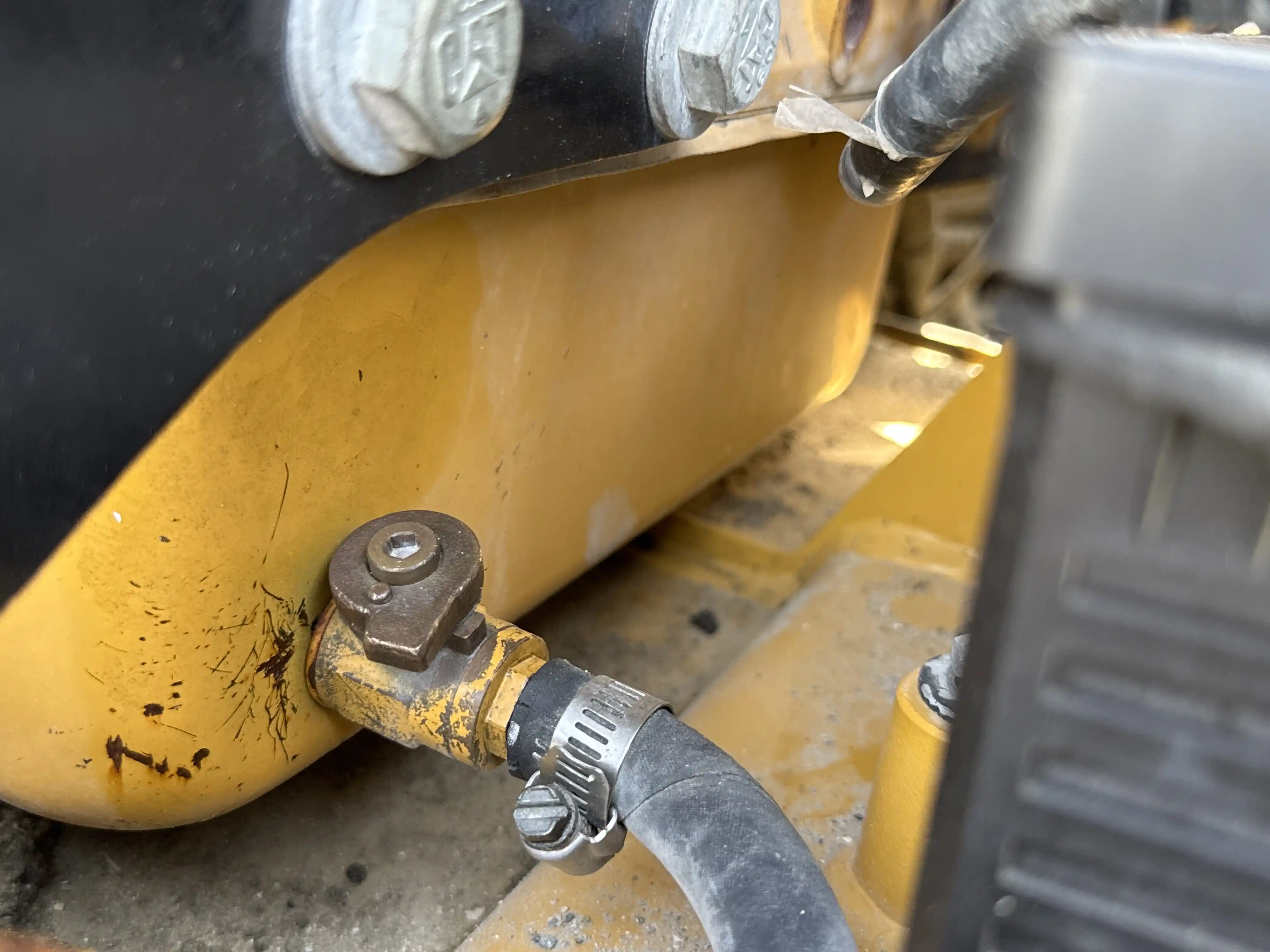 SSL-003-Cat-226B3-skid-steer-loader-inspection-engine-engine-oil-leaks-4
