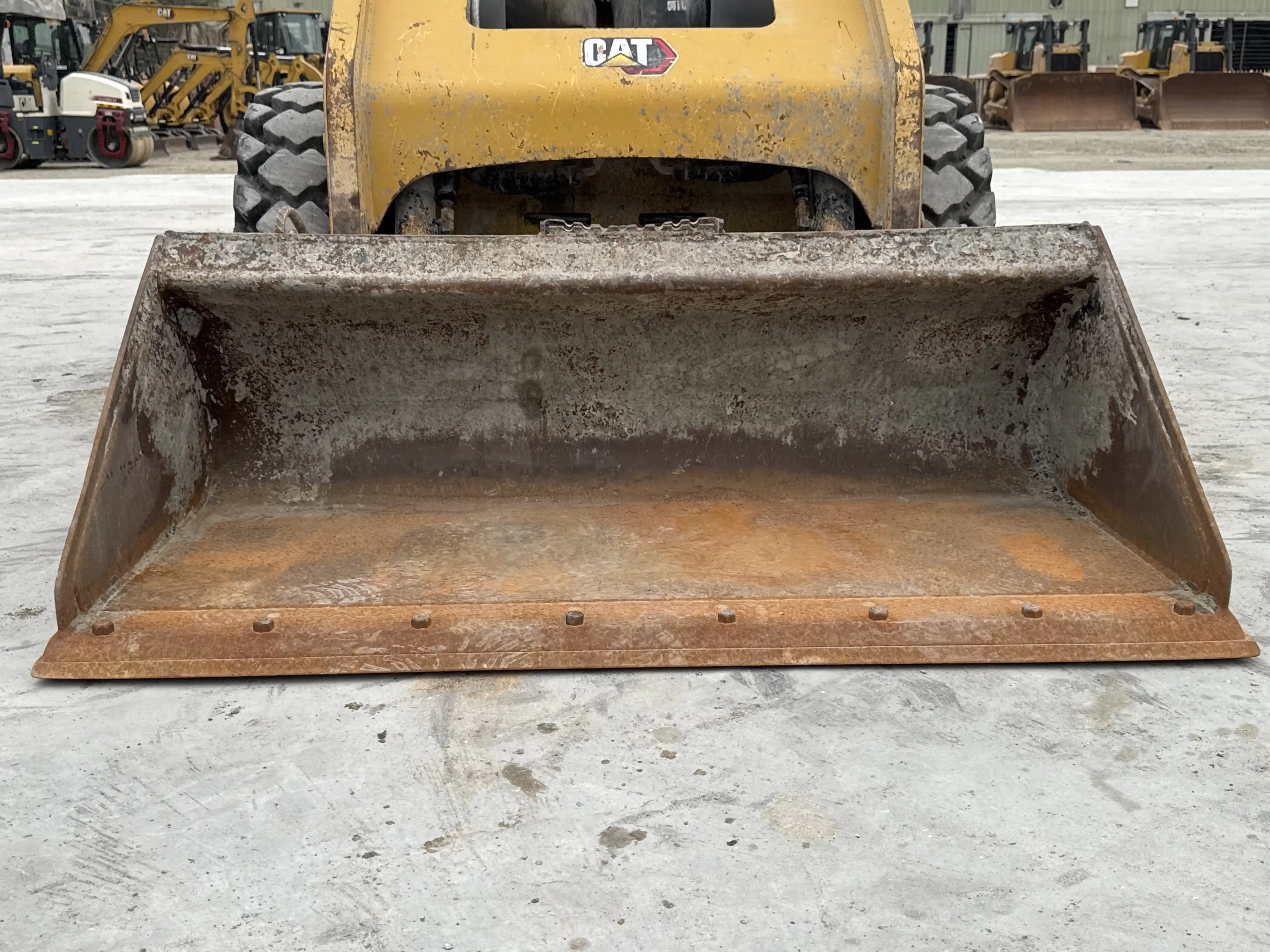 SSL-003-Cat-226B3-skid-steer-loader-inspection-attachments-loader-bucket-condition-1