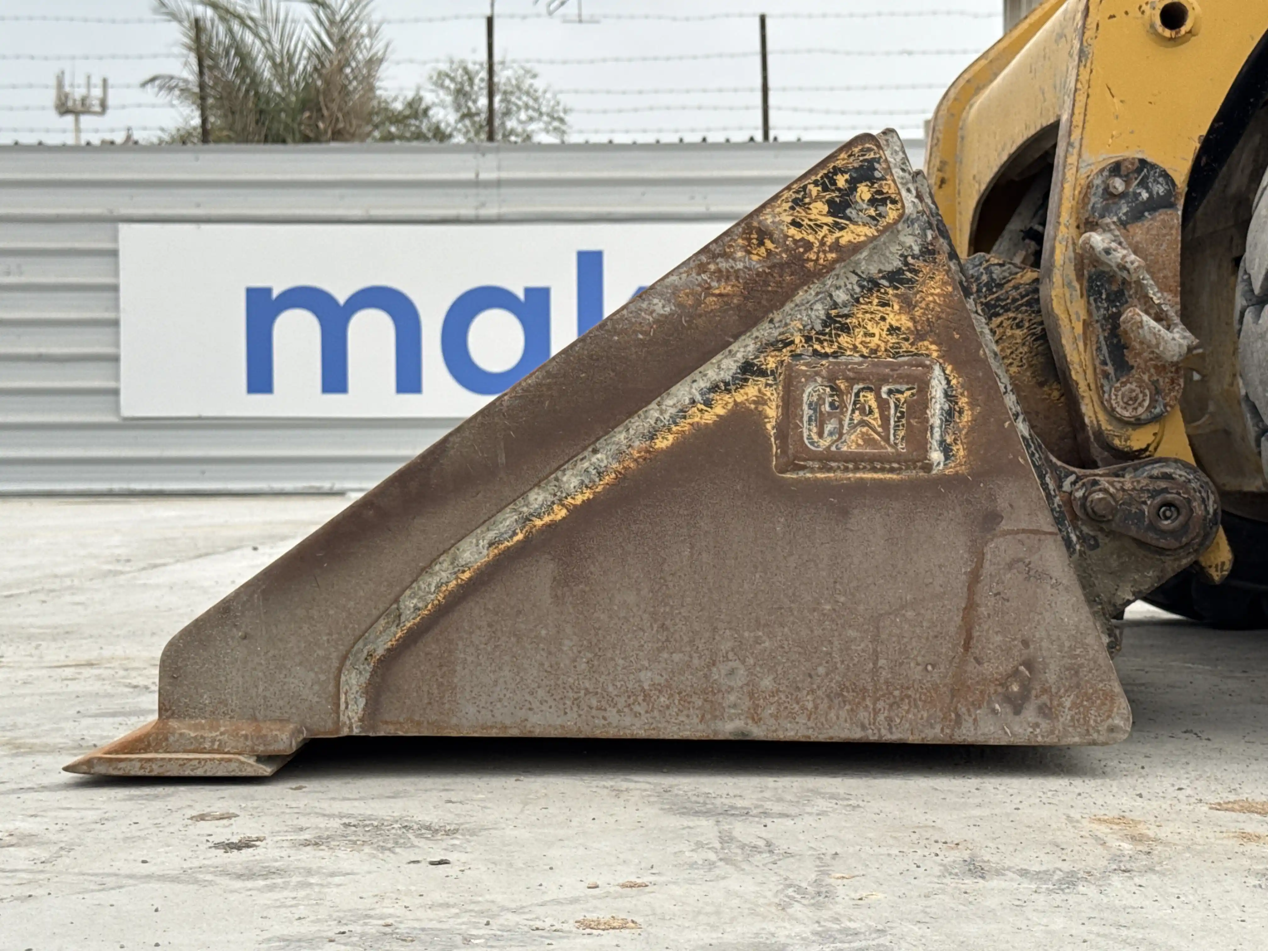 SSL-003-Cat-226B3-skid-steer-loader-inspection-attachments-loader-bucket-condition-2