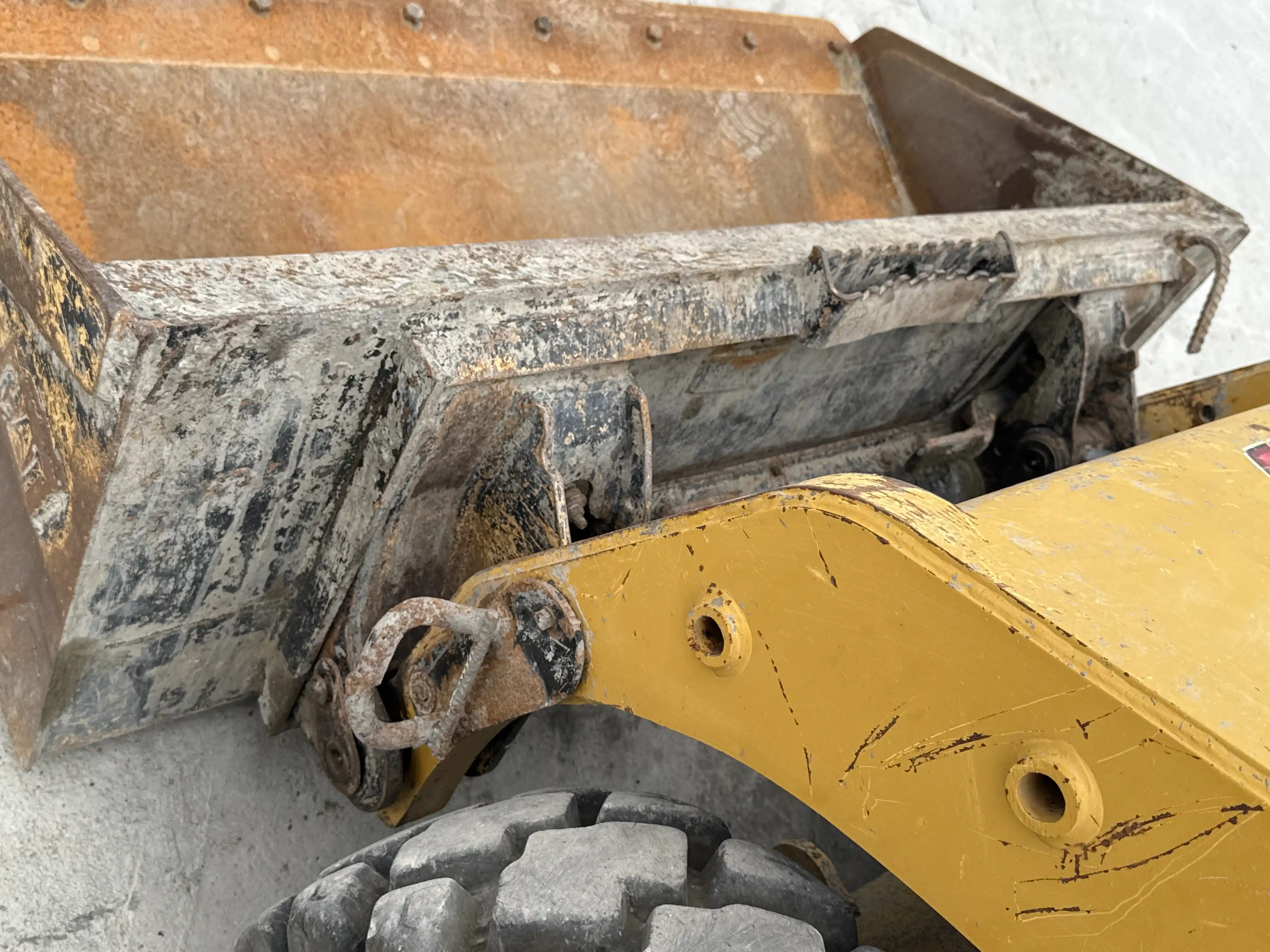 SSL-003-Cat-226B3-skid-steer-loader-inspection-attachments-loader-bucket-condition-3