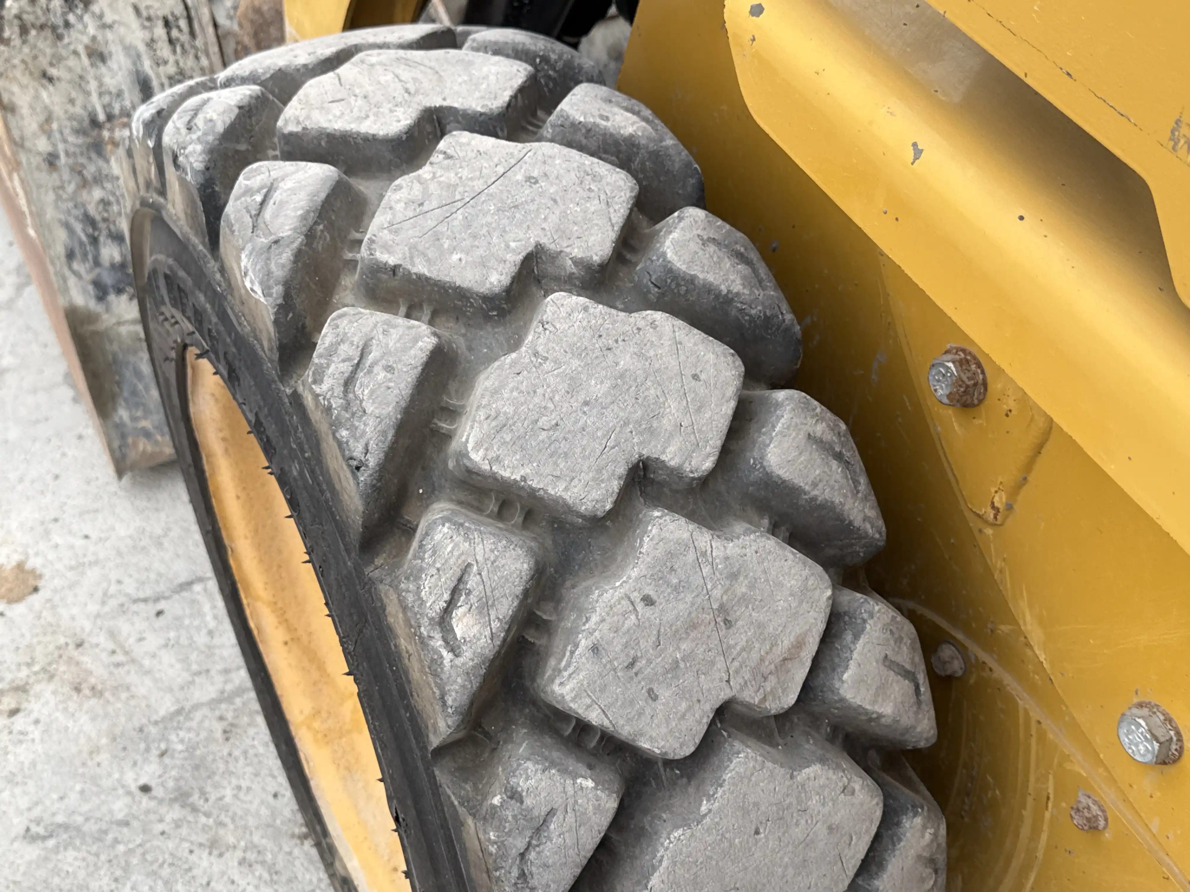 SSL-003-Cat-226B3-skid-steer-loader-inspection-chassis-left-front-tire-wheel-hub-condition-2