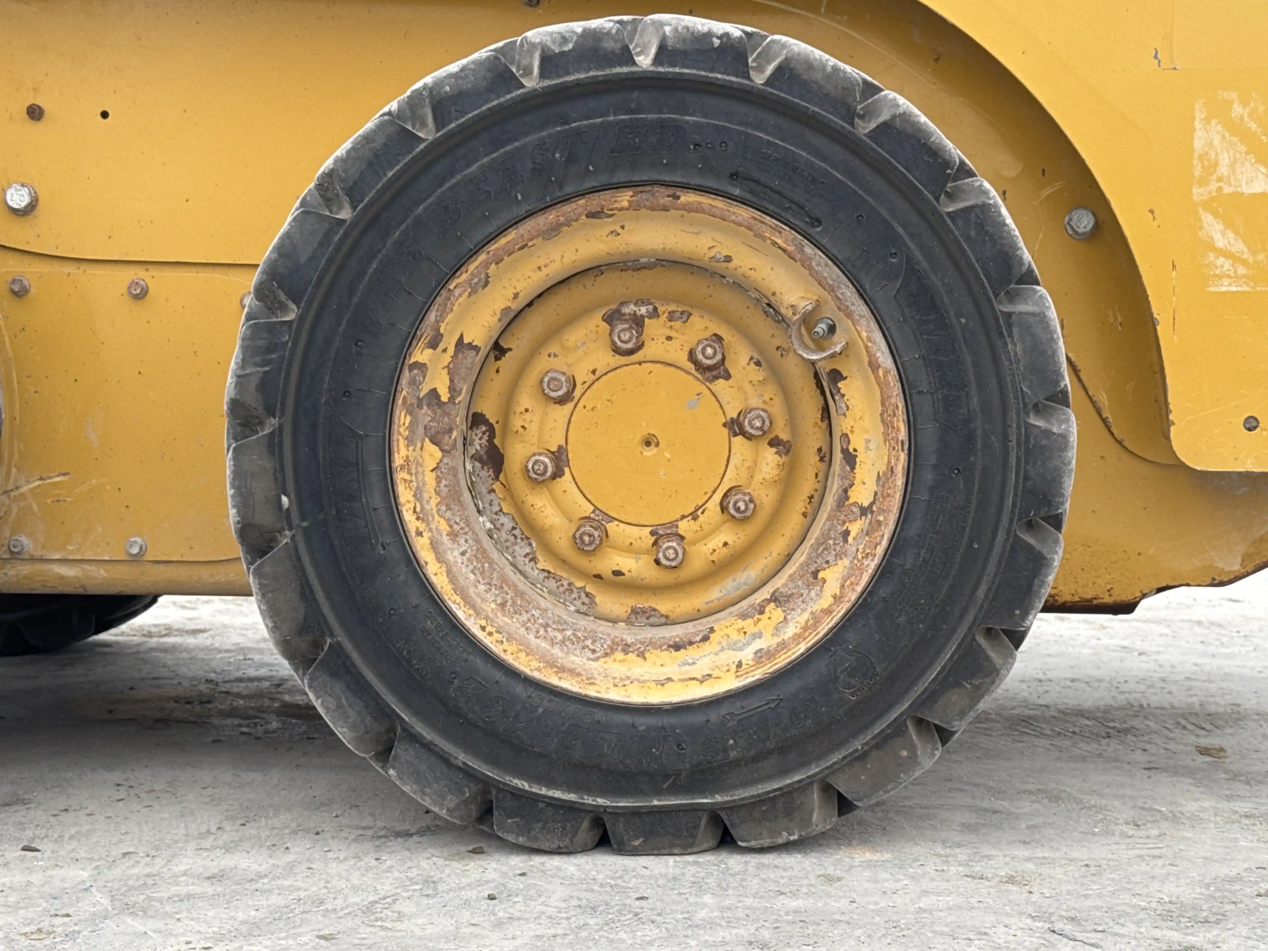 SSL-003-Cat-226B3-skid-steer-loader-inspection-chassis-left-rear-tire-wheel-hub-condition-1