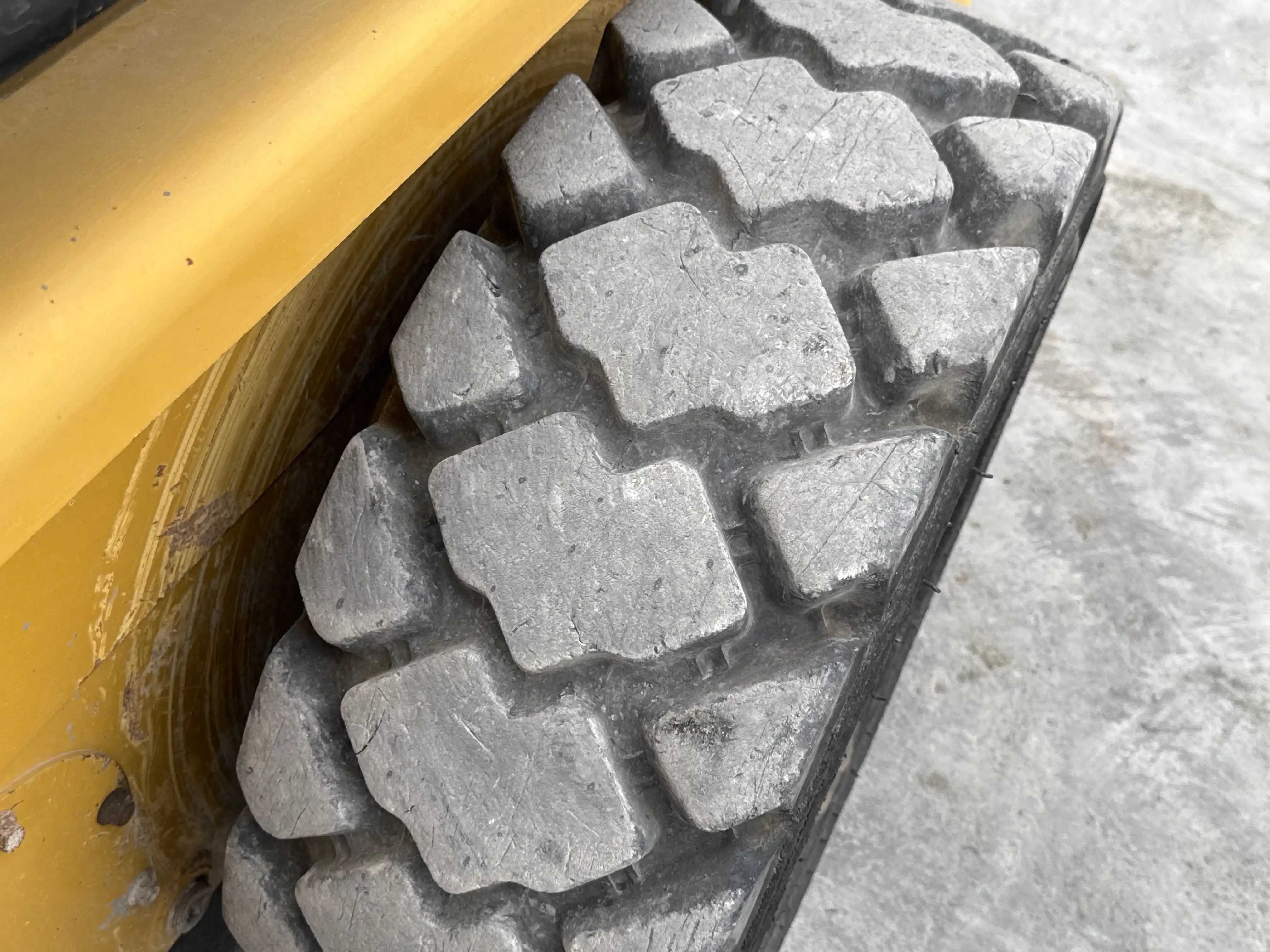 SSL-003-Cat-226B3-skid-steer-loader-inspection-chassis-left-rear-tire-wheel-hub-condition-2