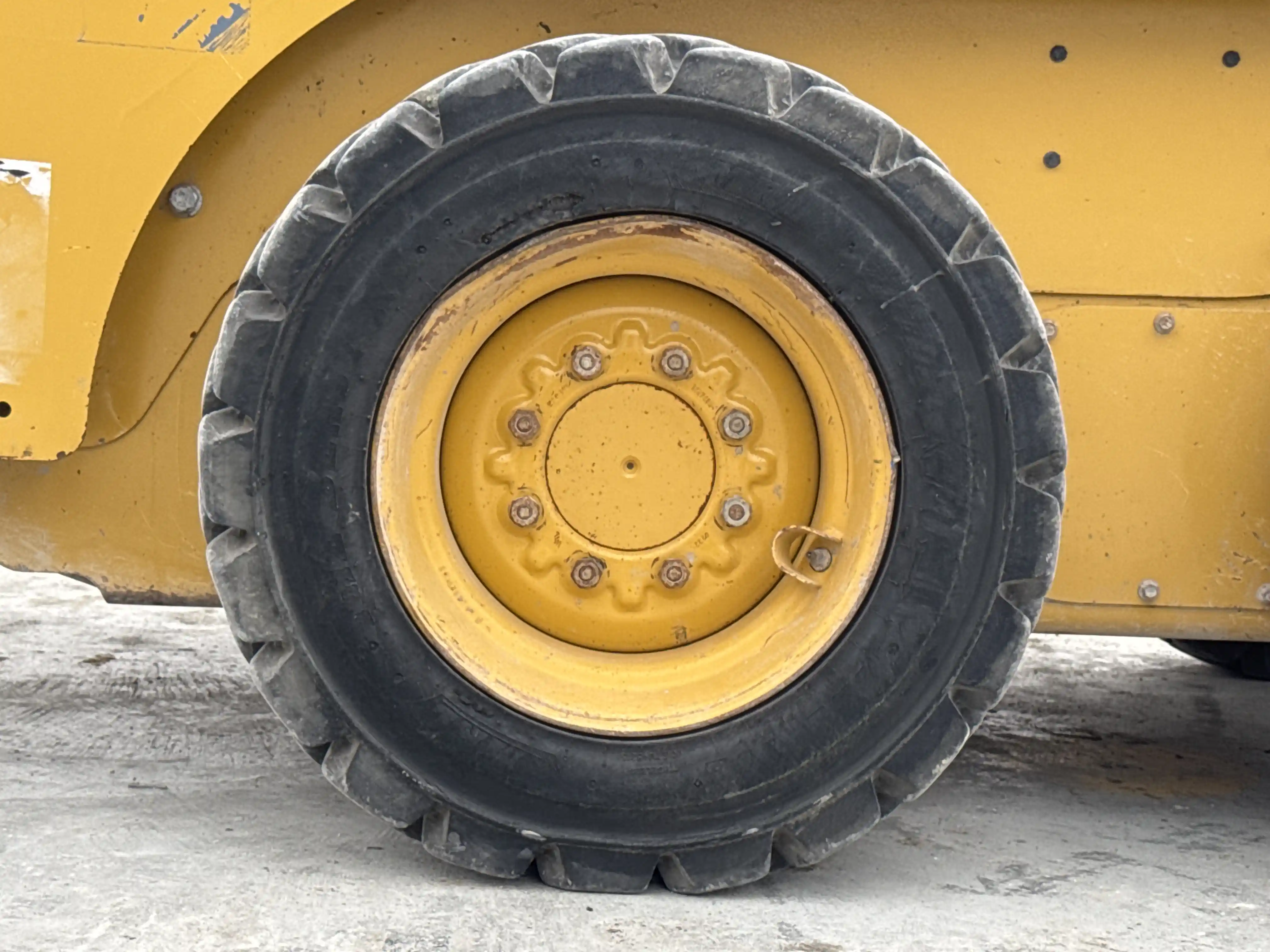 SSL-003-Cat-226B3-skid-steer-loader-inspection-chassis-right-rear-tire-wheel-hub-condition-1