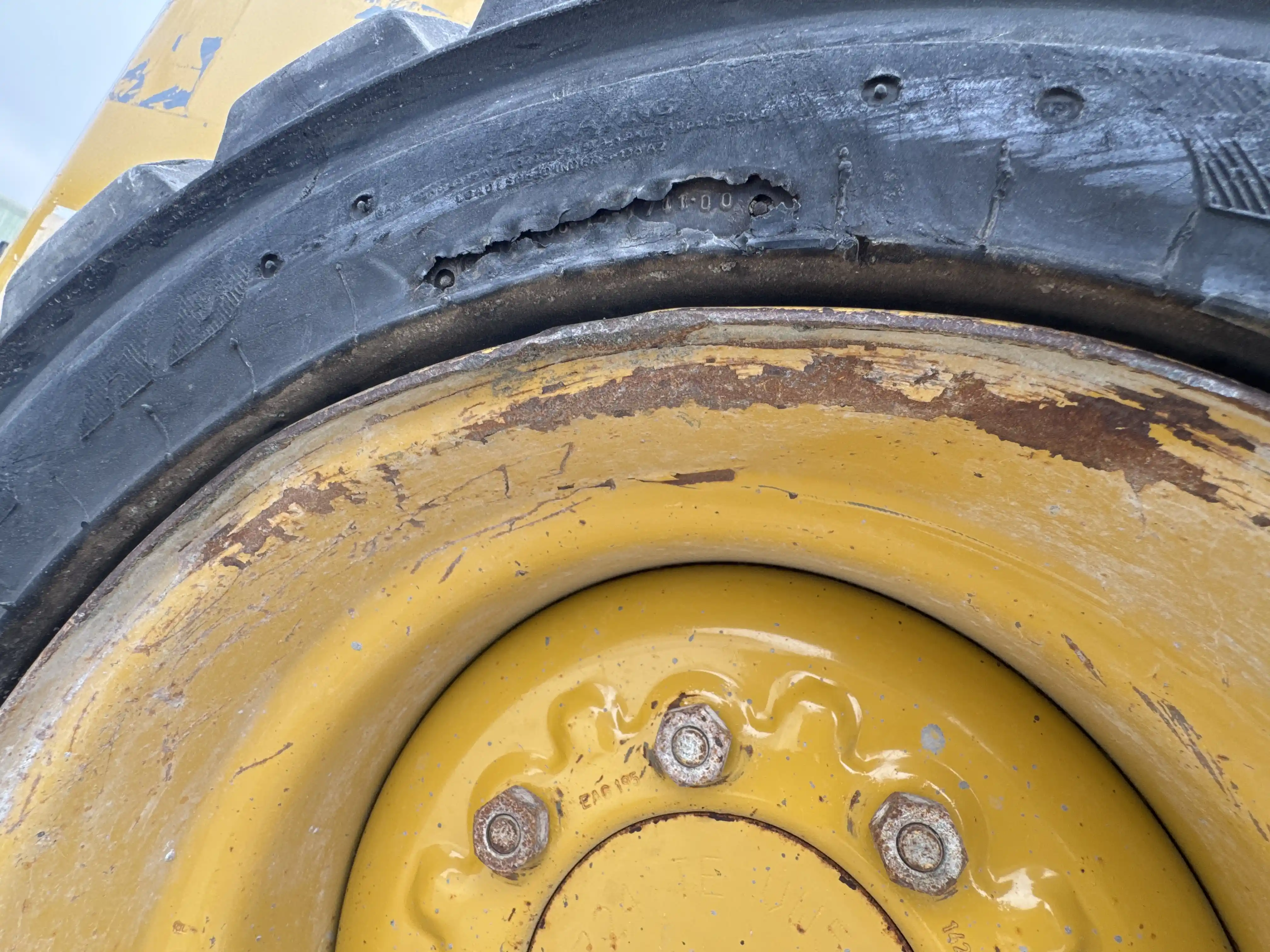 SSL-003-Cat-226B3-skid-steer-loader-inspection-chassis-right-rear-tire-wheel-hub-condition-2