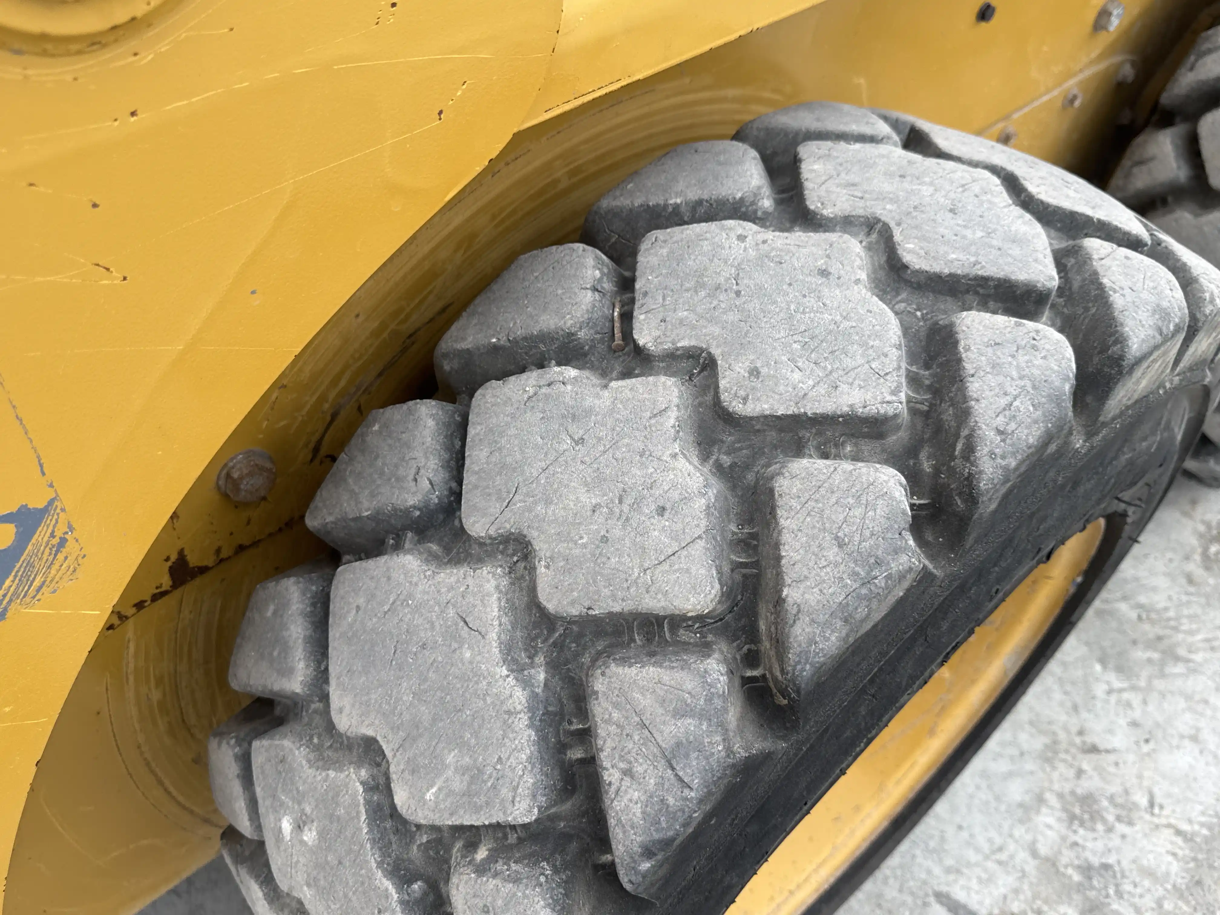 SSL-003-Cat-226B3-skid-steer-loader-inspection-chassis-right-rear-tire-wheel-hub-condition-3