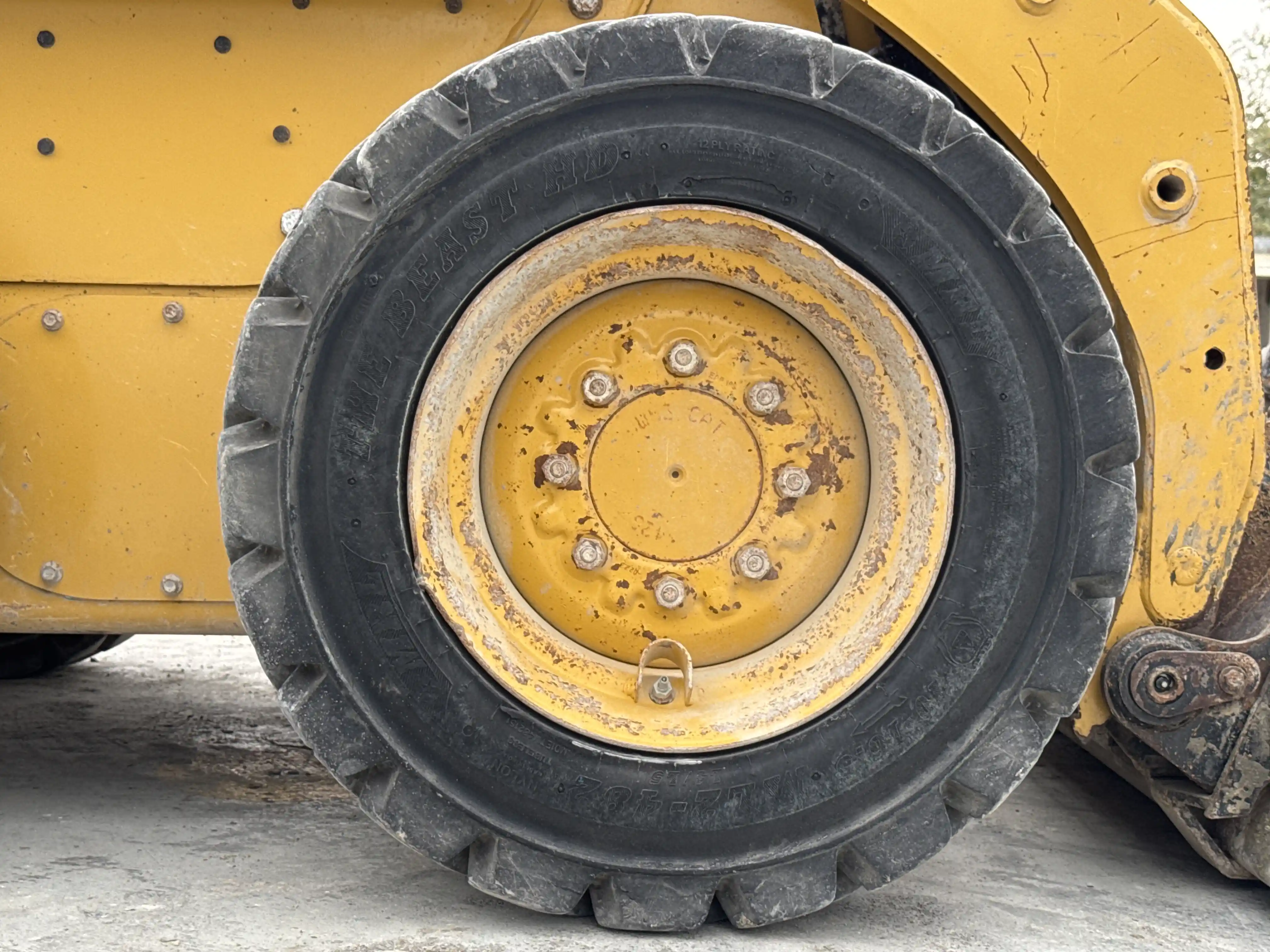 SSL-003-Cat-226B3-skid-steer-loader-inspection-chassis-right-front-tire-wheel-hub-condition-2