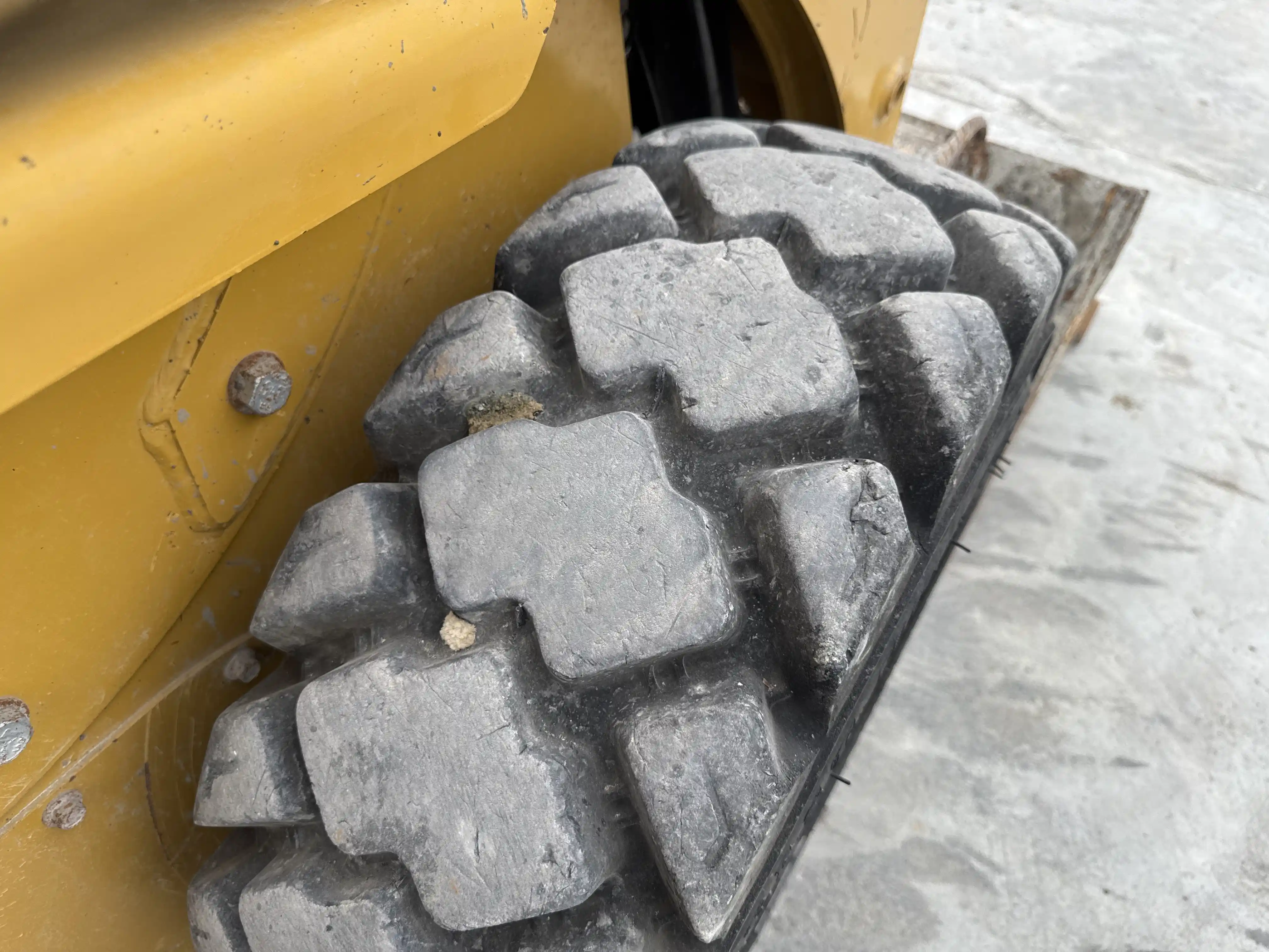 SSL-003-Cat-226B3-skid-steer-loader-inspection-chassis-right-front-tire-wheel-hub-condition-3