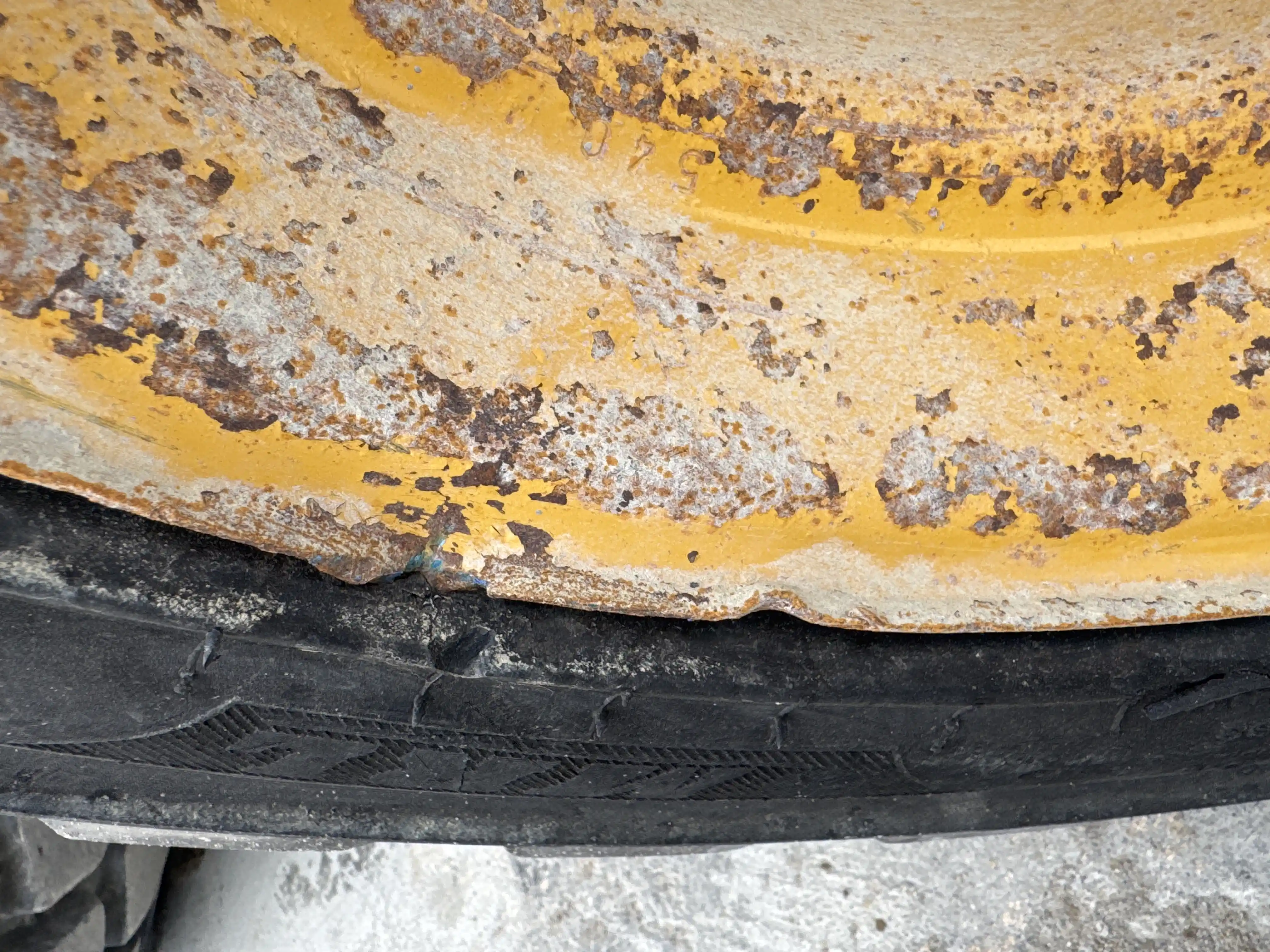 SSL-003-Cat-226B3-skid-steer-loader-inspection-chassis-right-front-tire-wheel-hub-condition-4