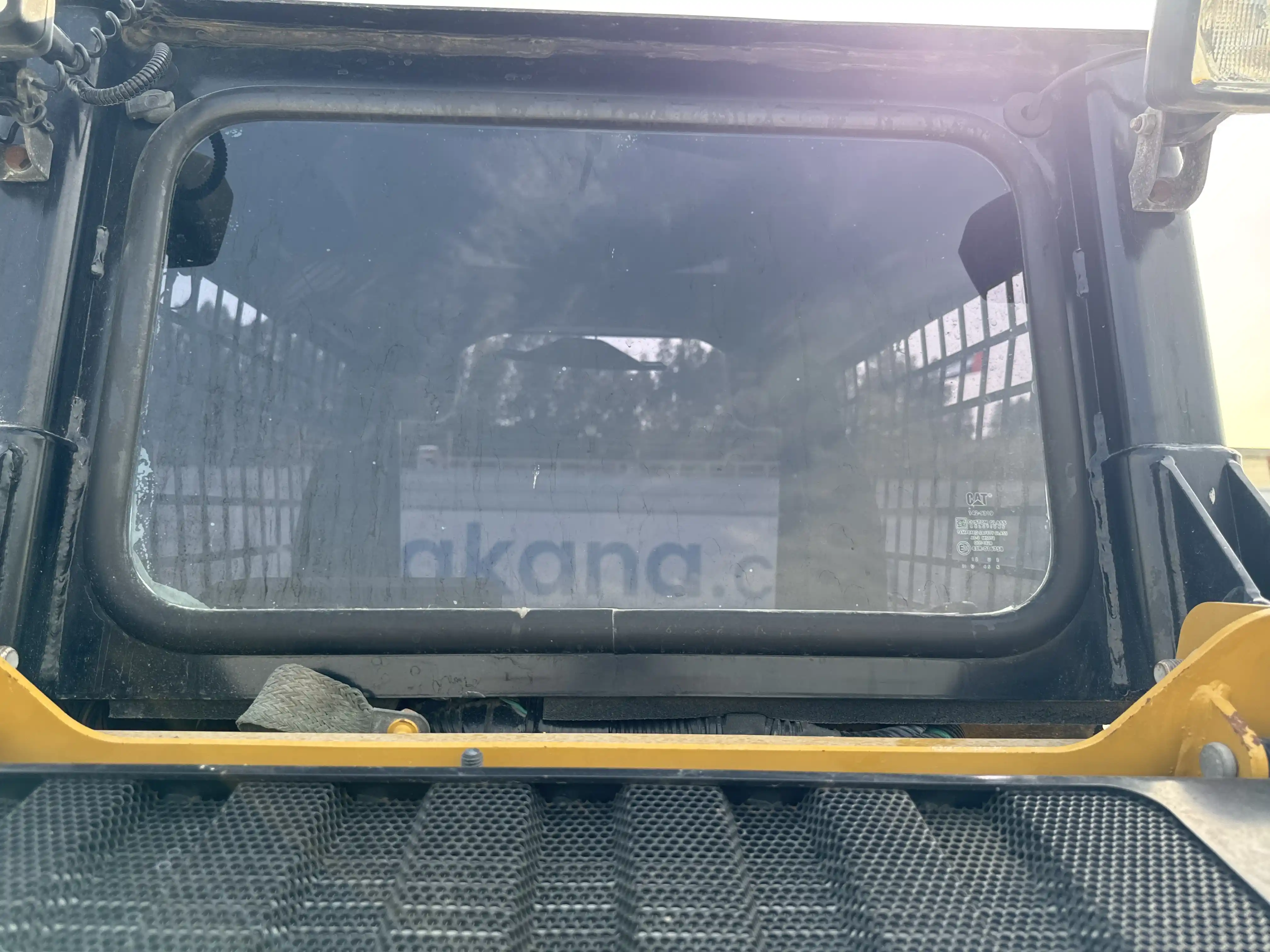 SSL-003-Cat-226B3-skid-steer-loader-inspection-safety-glass-1