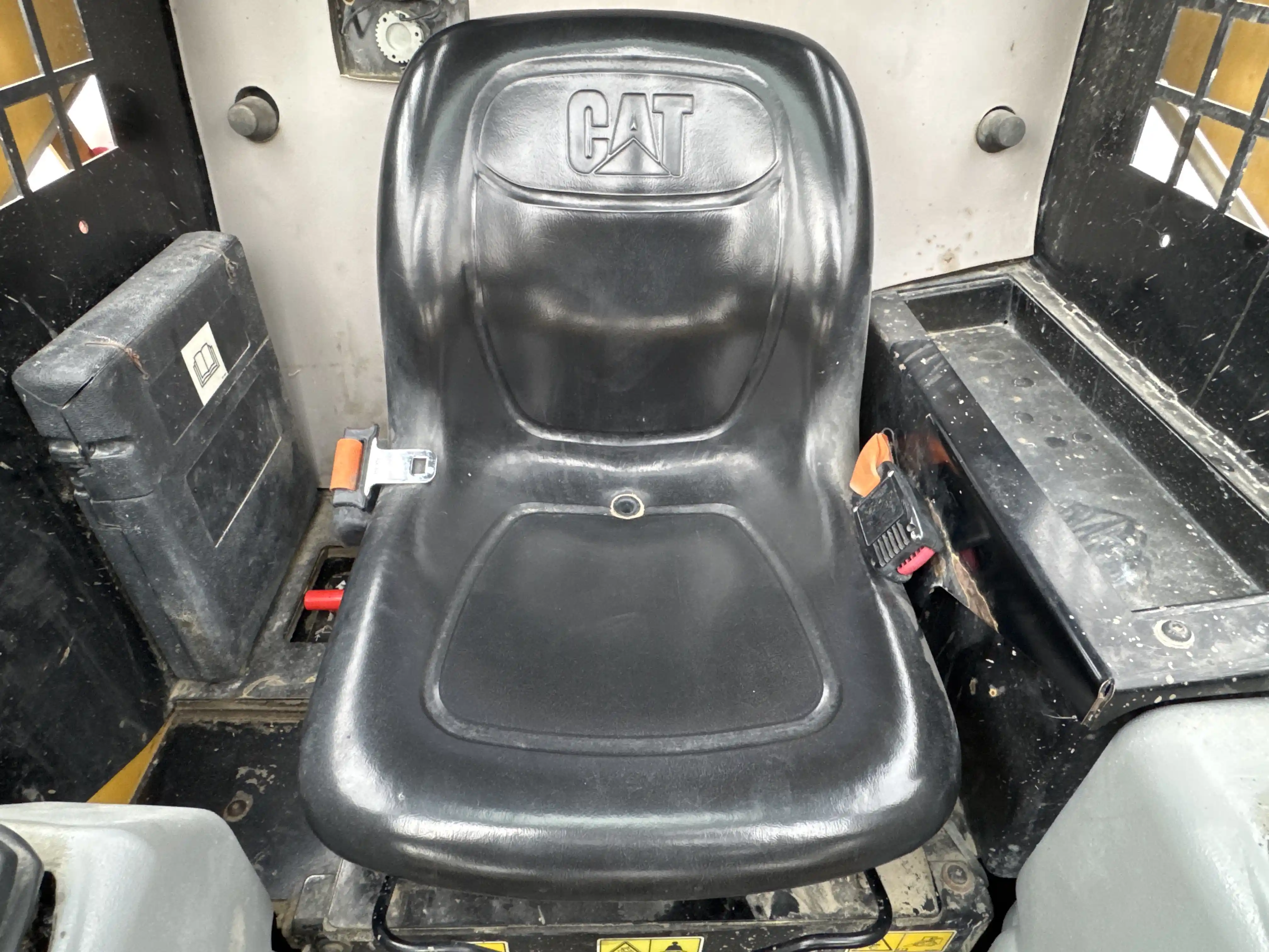 SSL-003-Cat-226B3-skid-steer-loader-inspection-cabin-seats-armrests-1