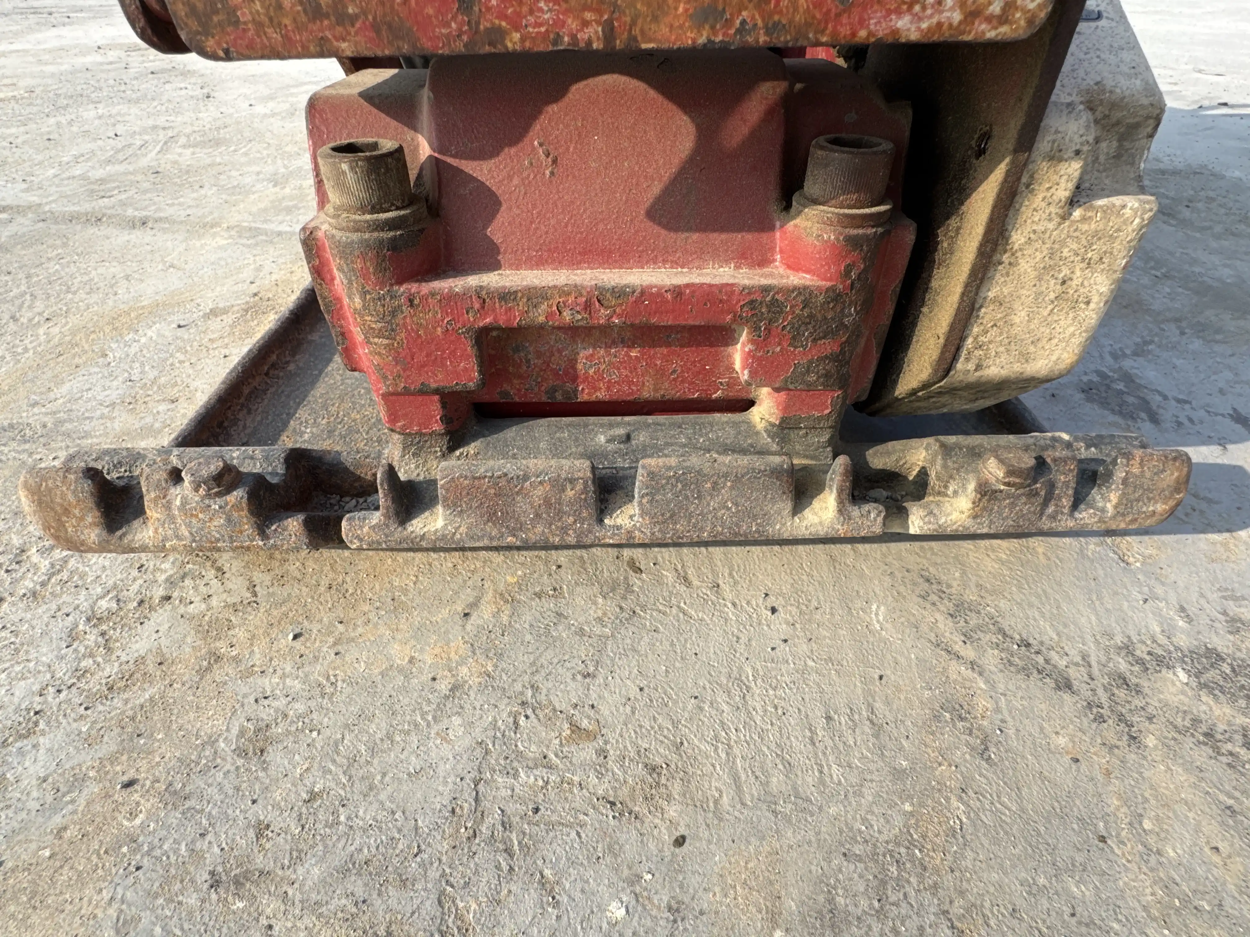 PLC-001-Dynapac-DFP10D-plate-compactor-inspection-structure-base-plate-2