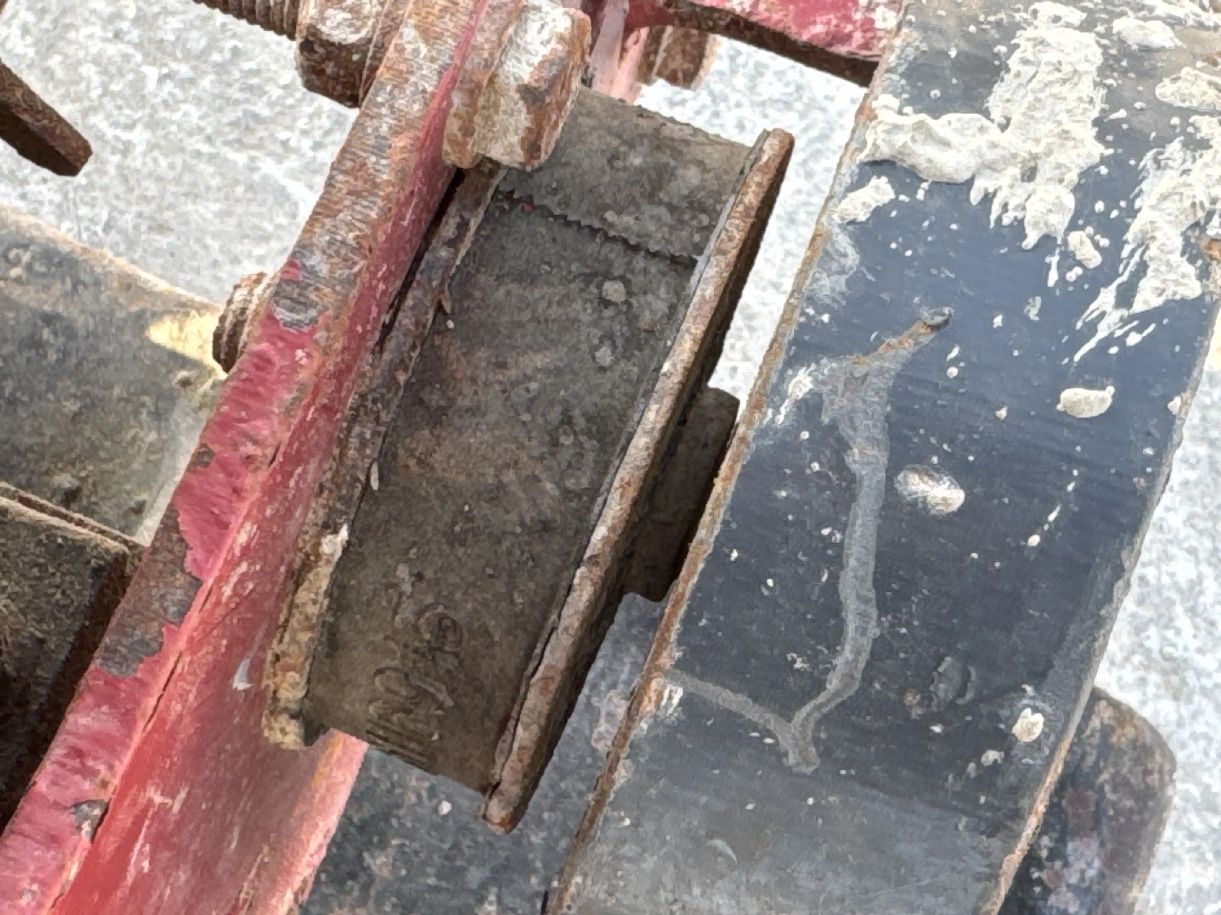 PLC-001-Dynapac-DFP10D-plate-compactor-inspection-structure-rubber-buffer-5