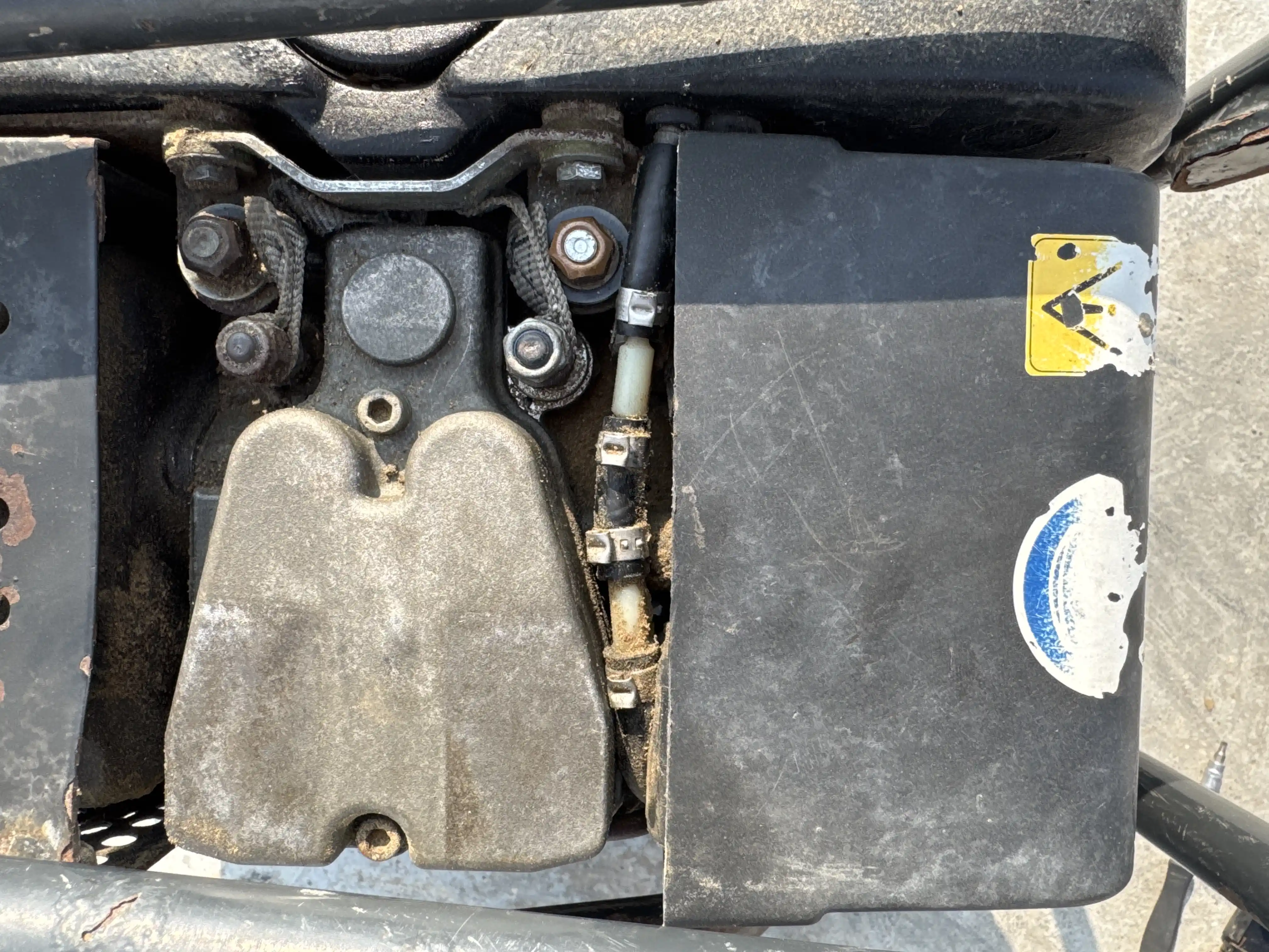 PLC-001-Dynapac-DFP10D-plate-compactor-inspection-engine-engine-oil-leaks-1