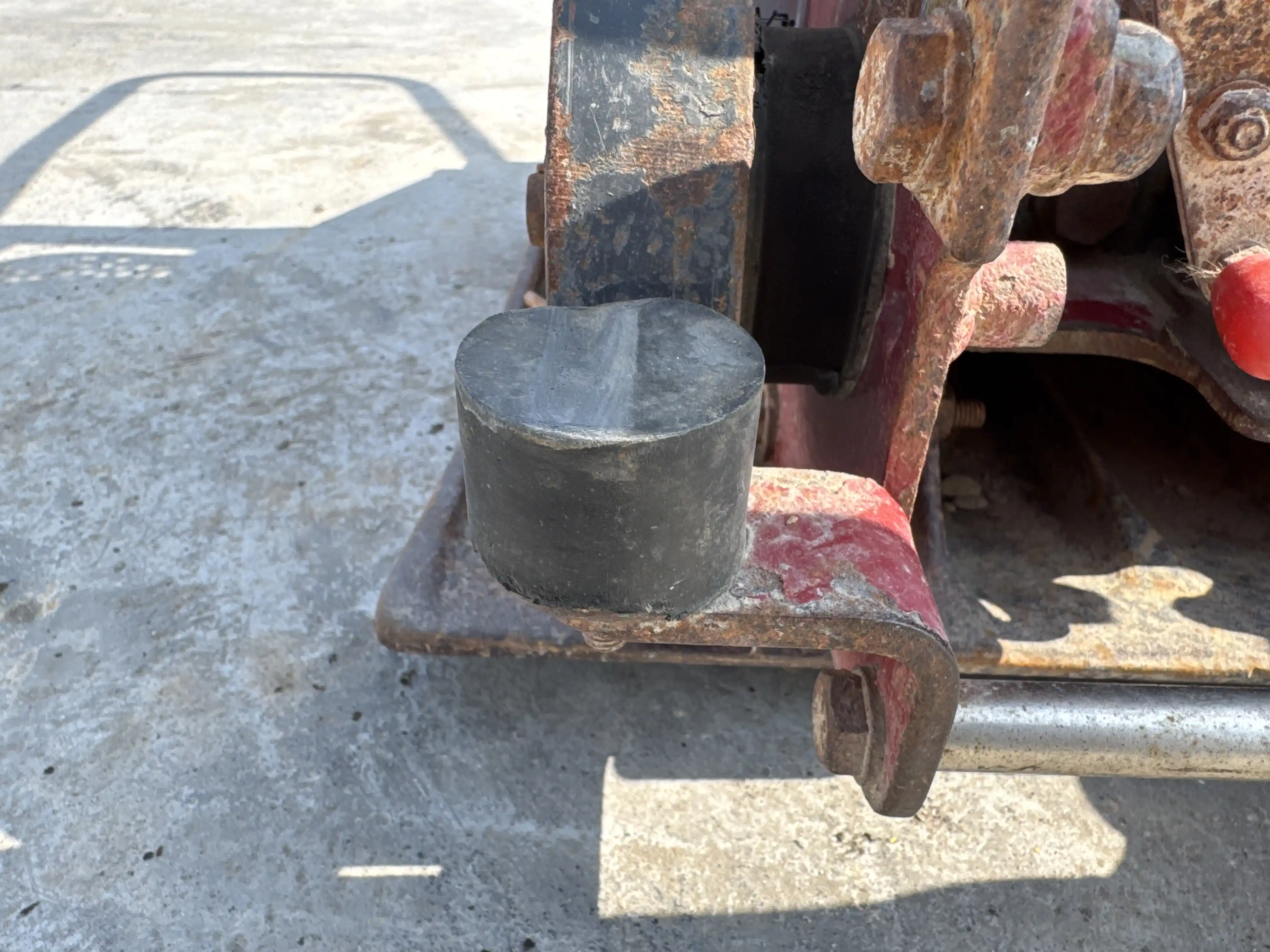 PLC-002-Dynapac-DFP10D-plate-compactor-inspection-structure-rubber-buffer-5