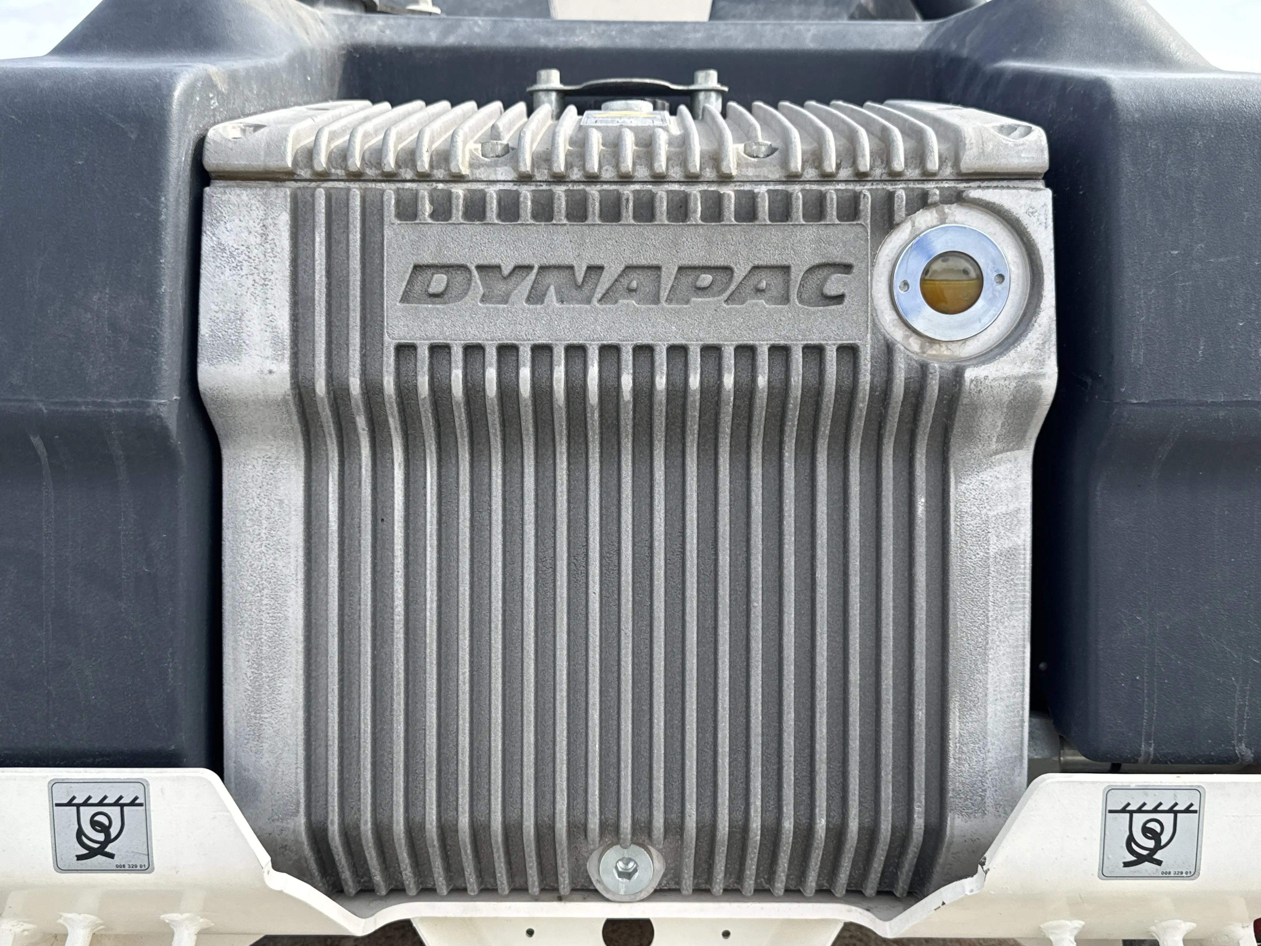 WBC-001-Dynapac-DTR75D-walk-behind-compactor-inspection-hydraulics-hydraulic-tank-2