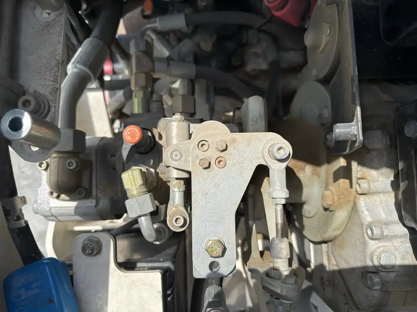 WBC-001-Dynapac-DTR75D-walk-behind-compactor-inspection-hydraulics-hydraulic-pump-1