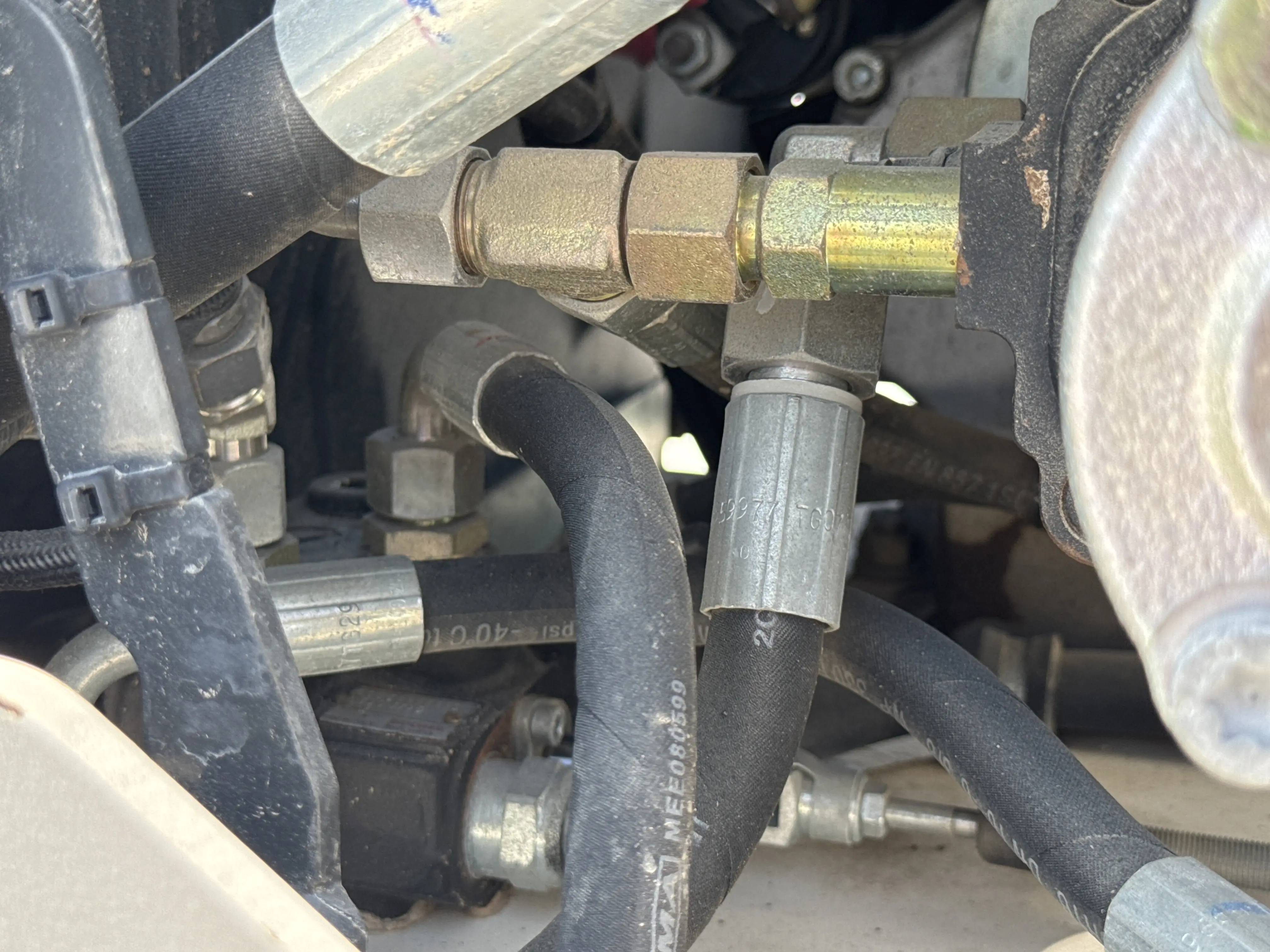 WBC-001-Dynapac-DTR75D-walk-behind-compactor-inspection-hydraulics-hydraulic-hoses-and-lines-3