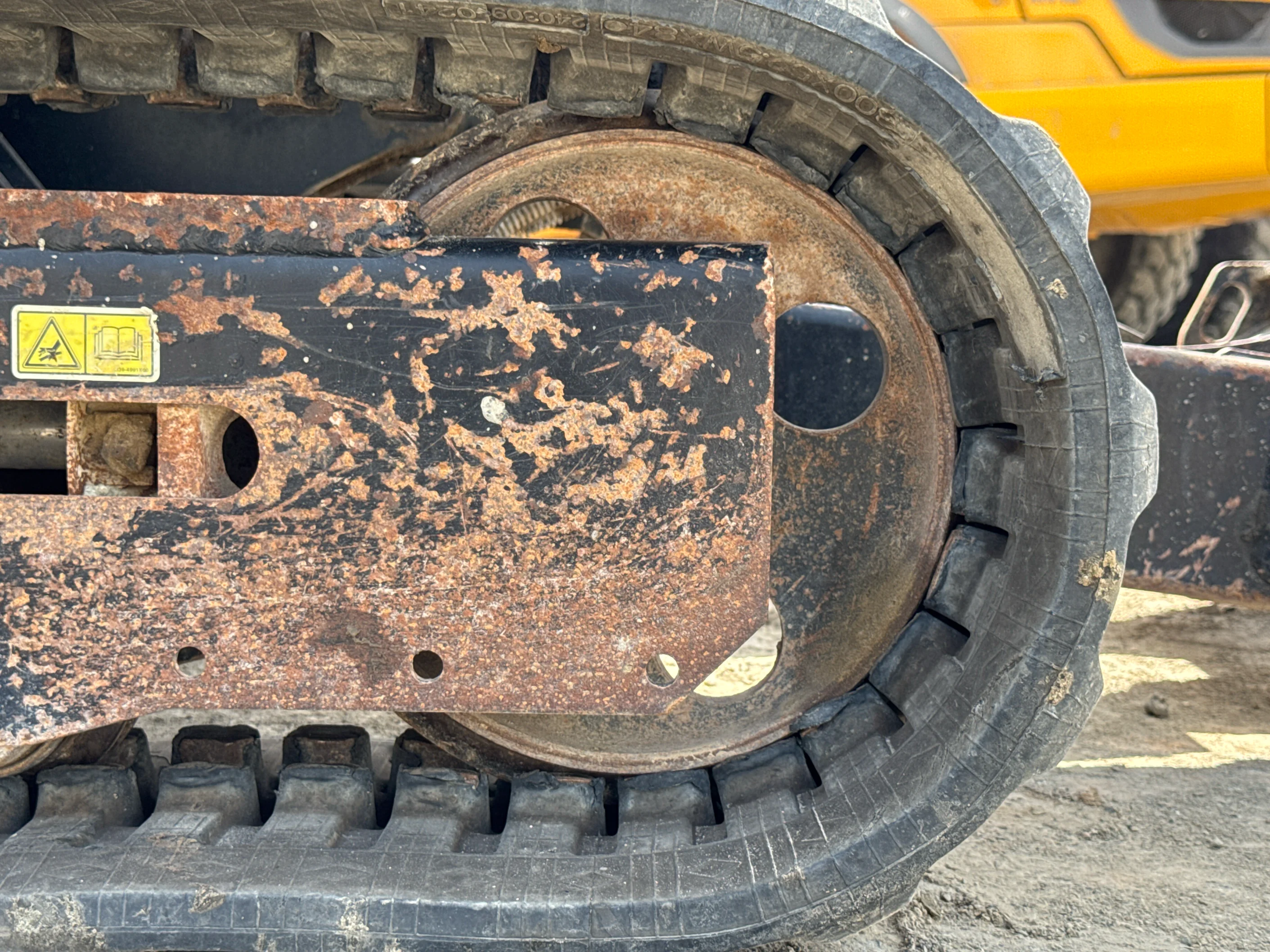 MNX-004-Cat-303E-mini-excavator-inspection-undercarriage-right-idler-