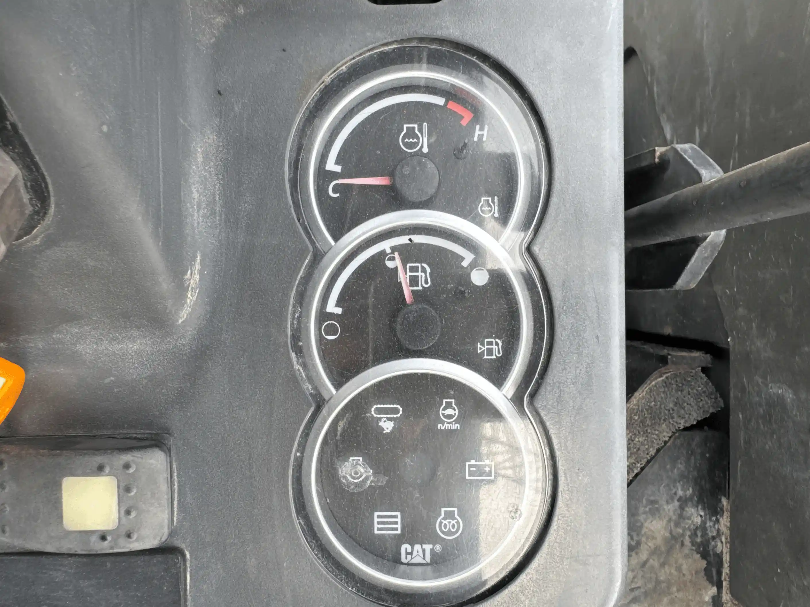MNX-004-Cat-303E-mini-excavator-inspection-cabin-instrument-cluster
