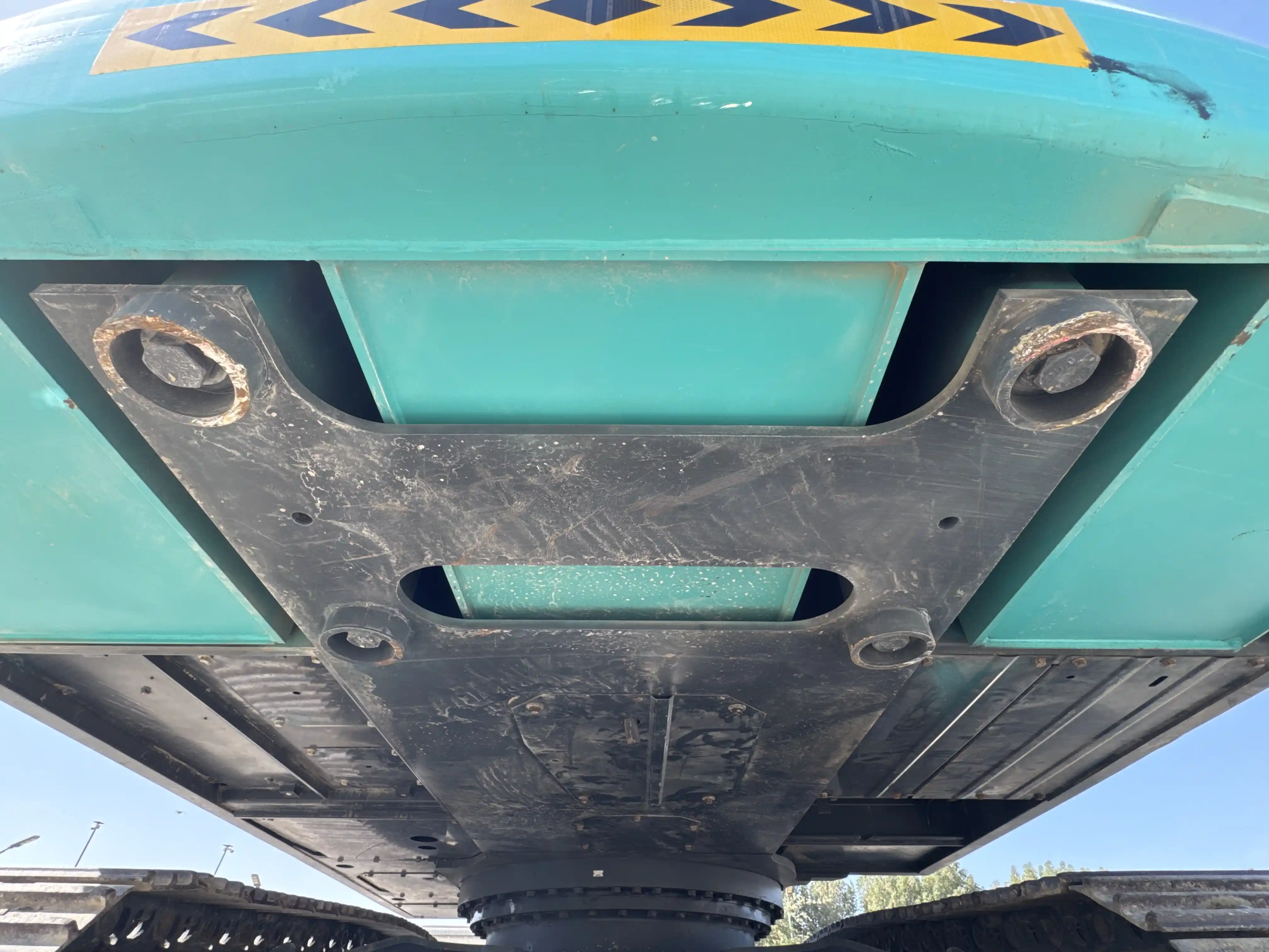 MDX-003-Kobelco-SK350LC-10-medium-excavator-inspection-safety-counter-weight-bolts-2