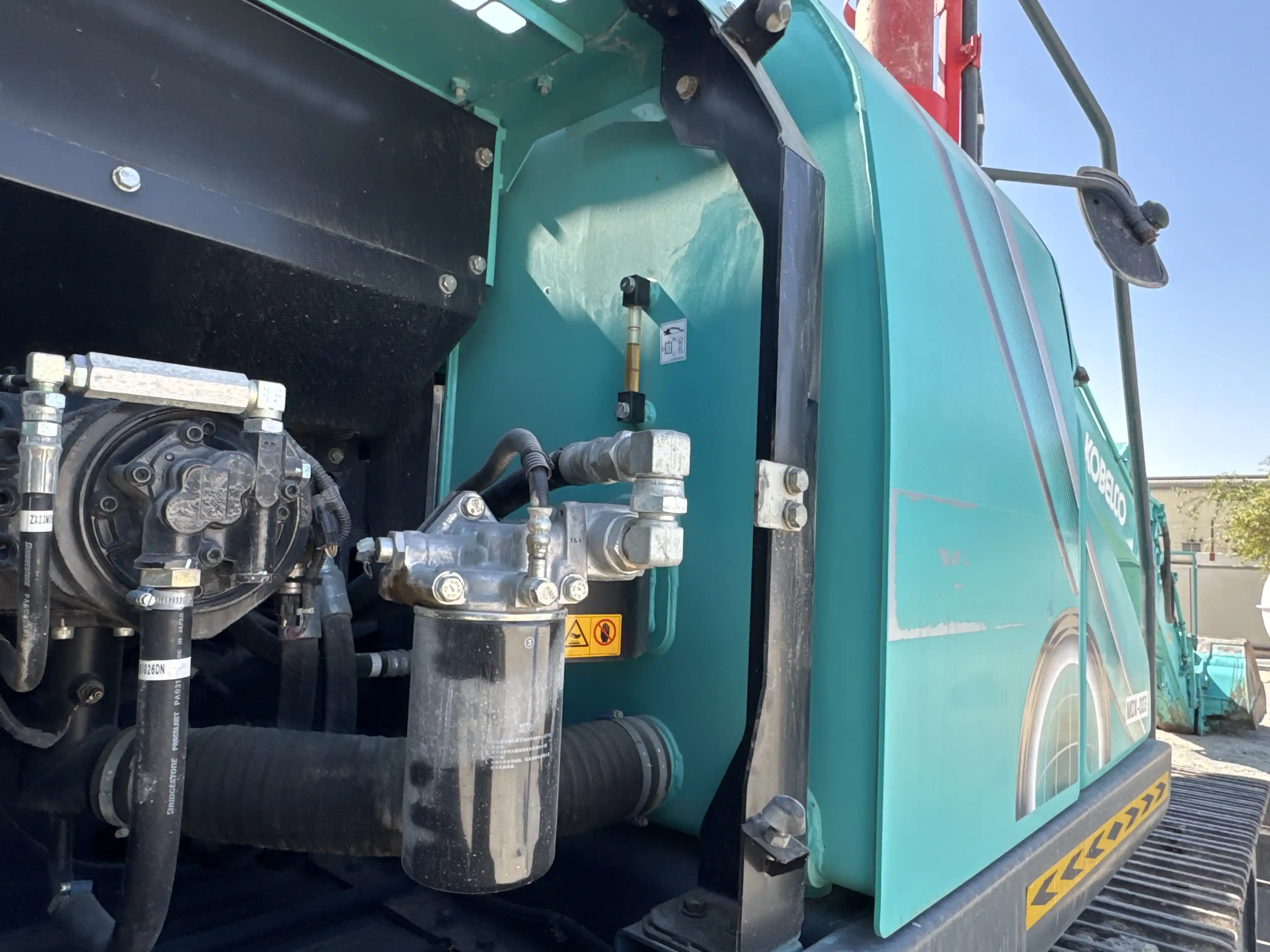 MDX-003-Kobelco-SK350LC-10-medium-excavator-inspection-hydraulics-hydraulic-tank-1