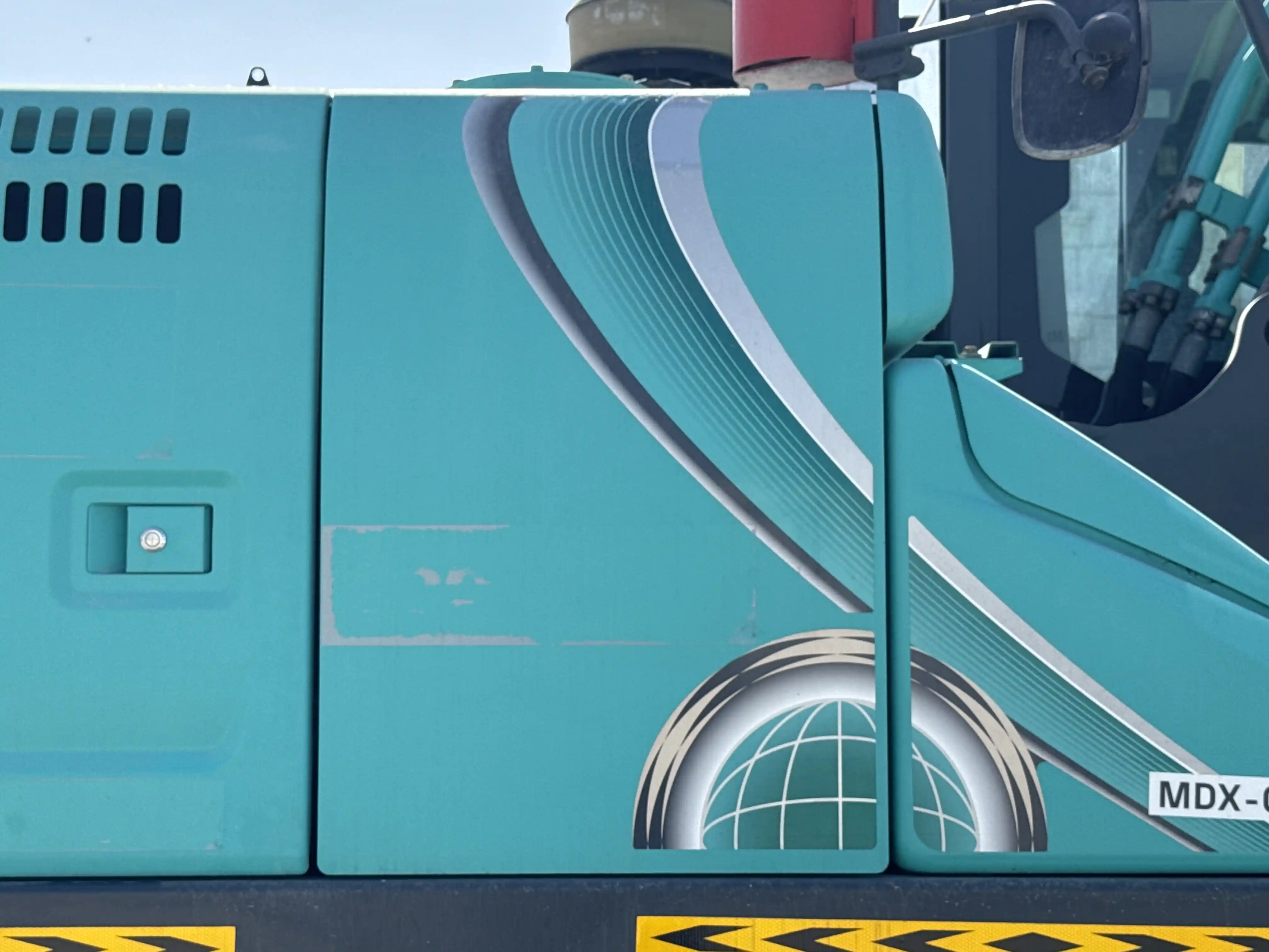 MDX-003-Kobelco-SK350LC-10-medium-excavator-inspection-hydraulics-hydraulic-tank-2