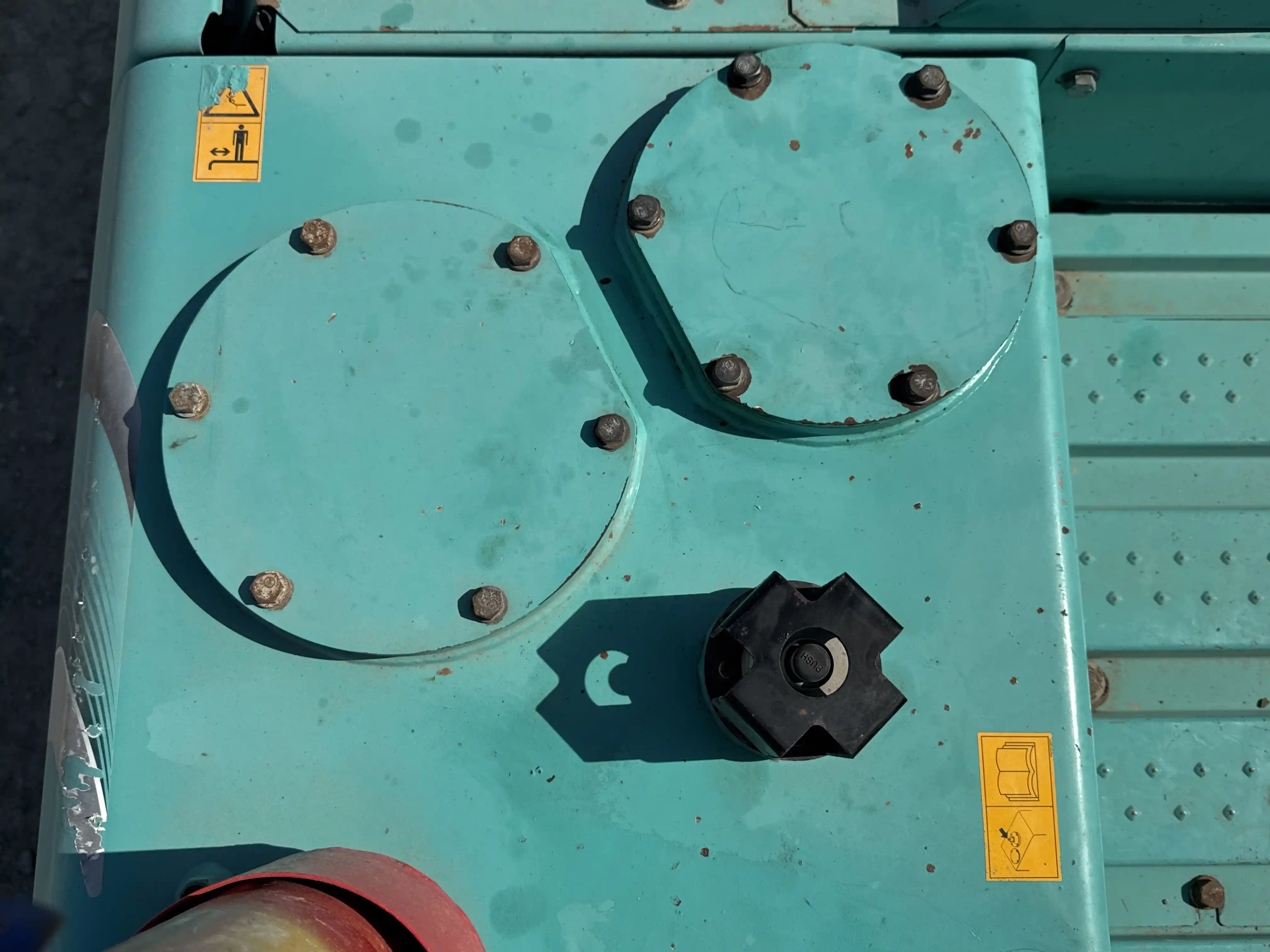 MDX-003-Kobelco-SK350LC-10-medium-excavator-inspection-hydraulics-hydraulic-tank-3