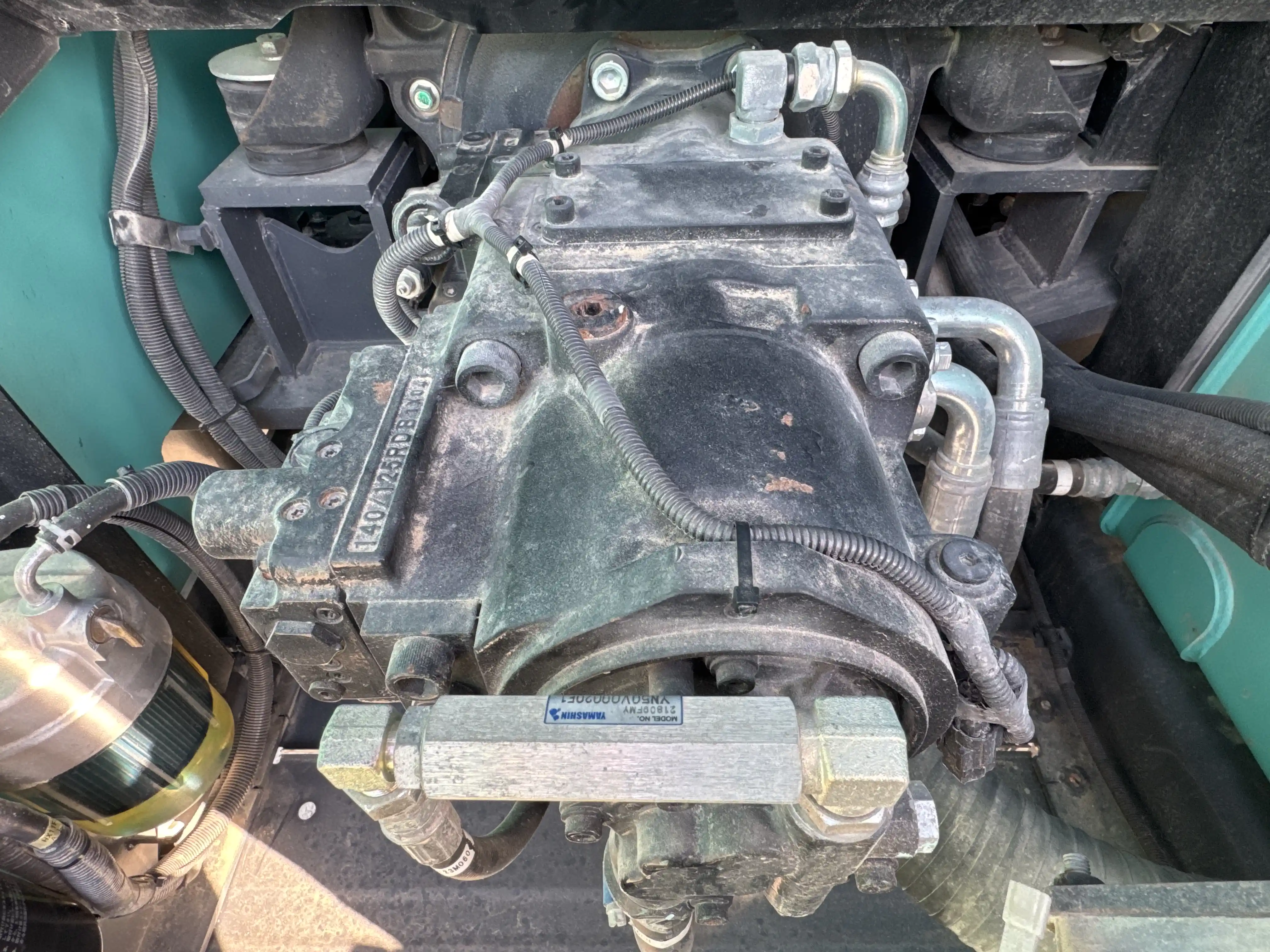 MDX-003-Kobelco-SK350LC-10-medium-excavator-inspection-hydraulics-hydraulic-pump-1