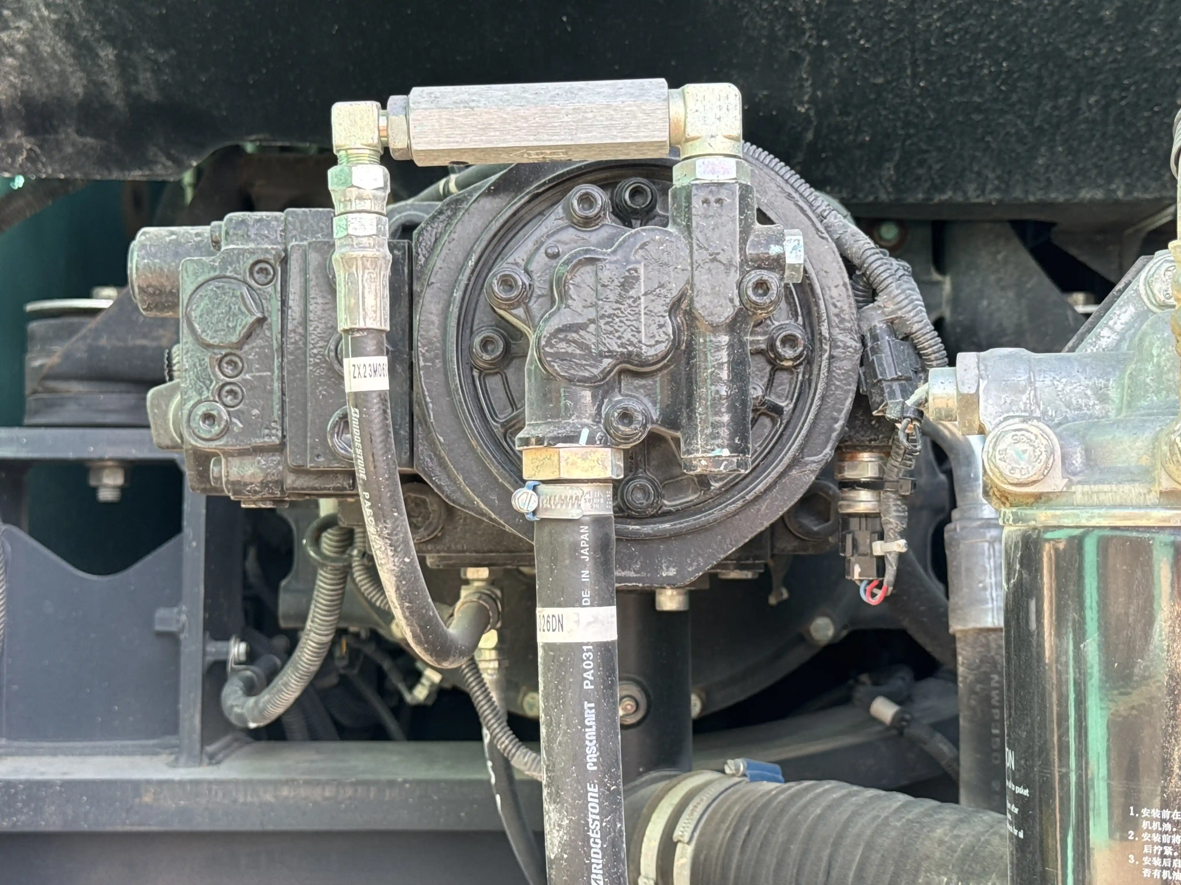MDX-003-Kobelco-SK350LC-10-medium-excavator-inspection-hydraulics-hydraulic-pump-2