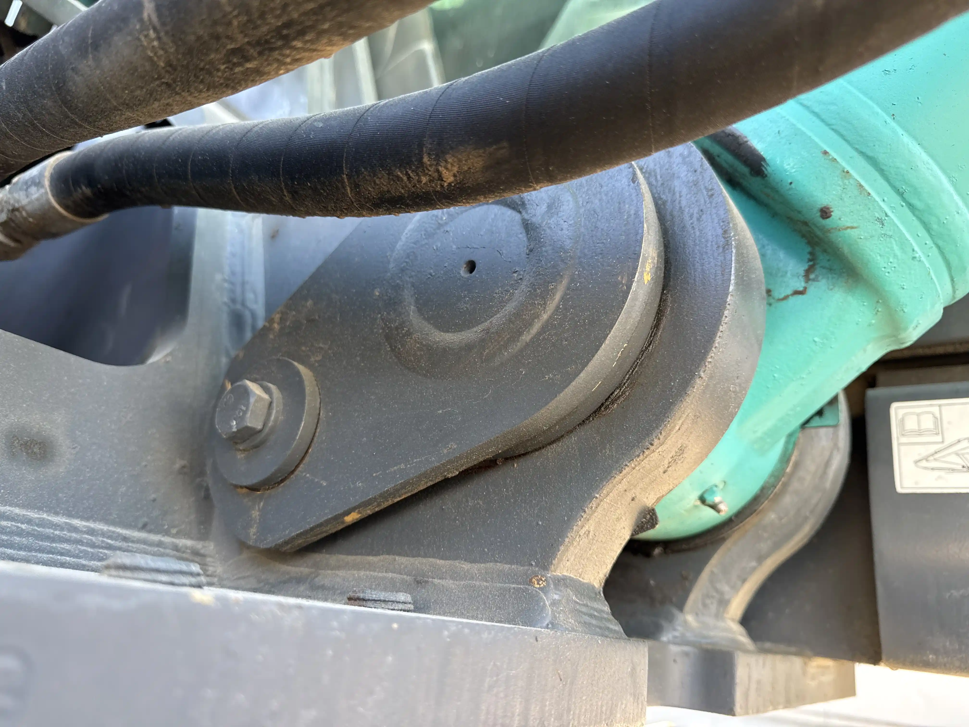 MDX-003-Kobelco-SK350LC-10-medium-excavator-inspection-hydraulics-hydraulic-pins-locks-1