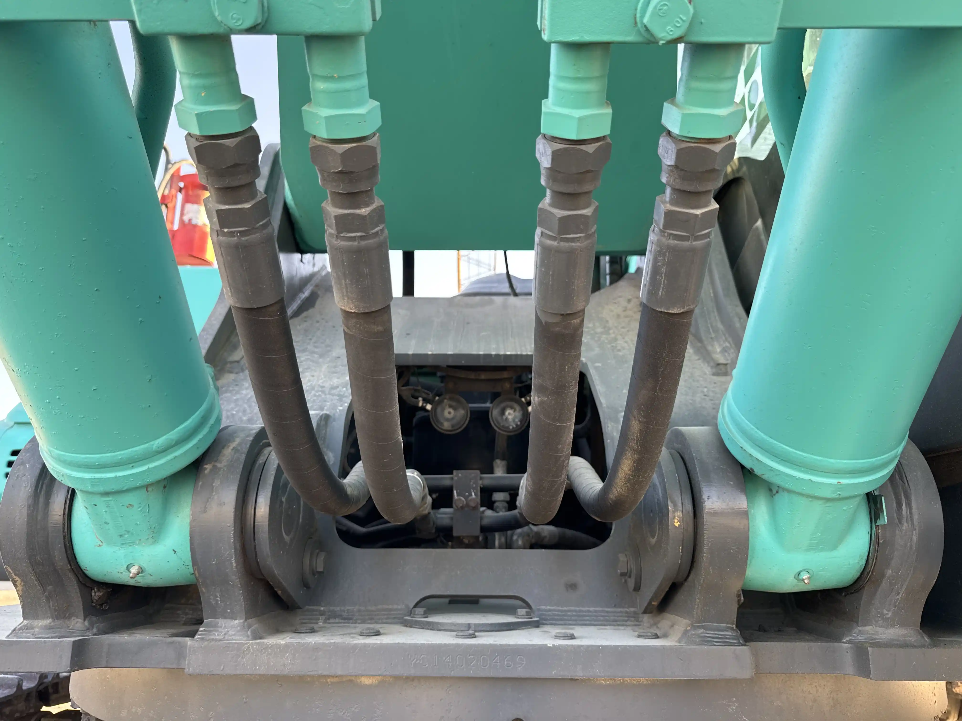 MDX-003-Kobelco-SK350LC-10-medium-excavator-inspection-hydraulics-hydraulic-hoses-and-lines-3