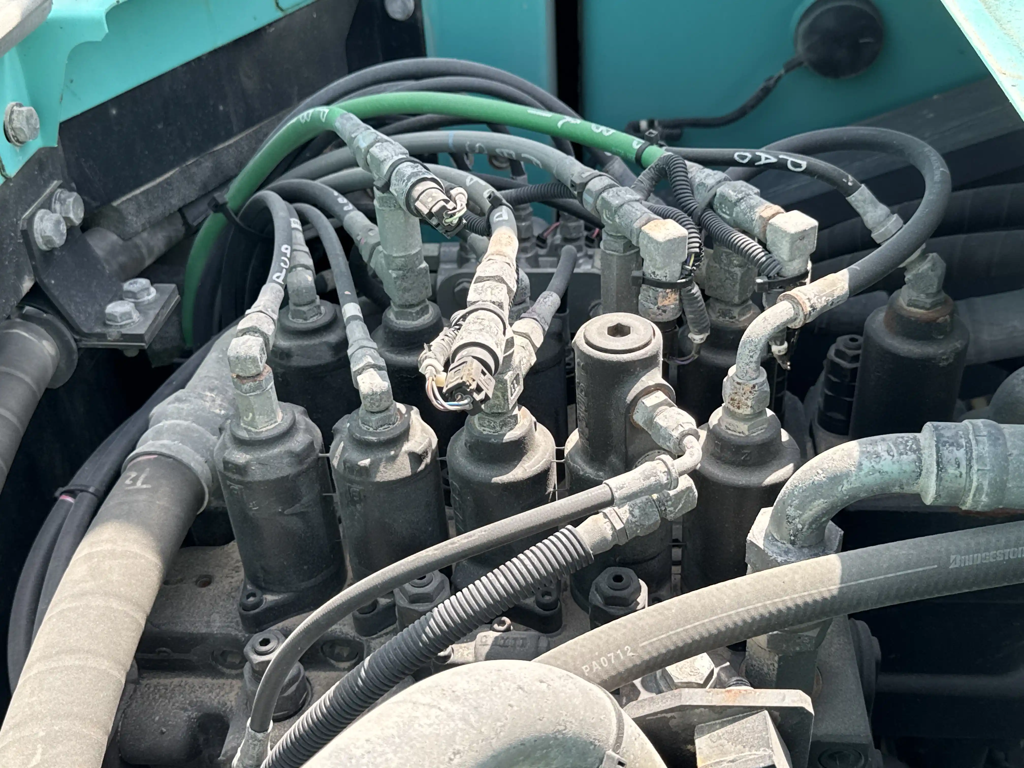 MDX-003-Kobelco-SK350LC-10-medium-excavator-inspection-hydraulics-main-control-valve-MCV-1