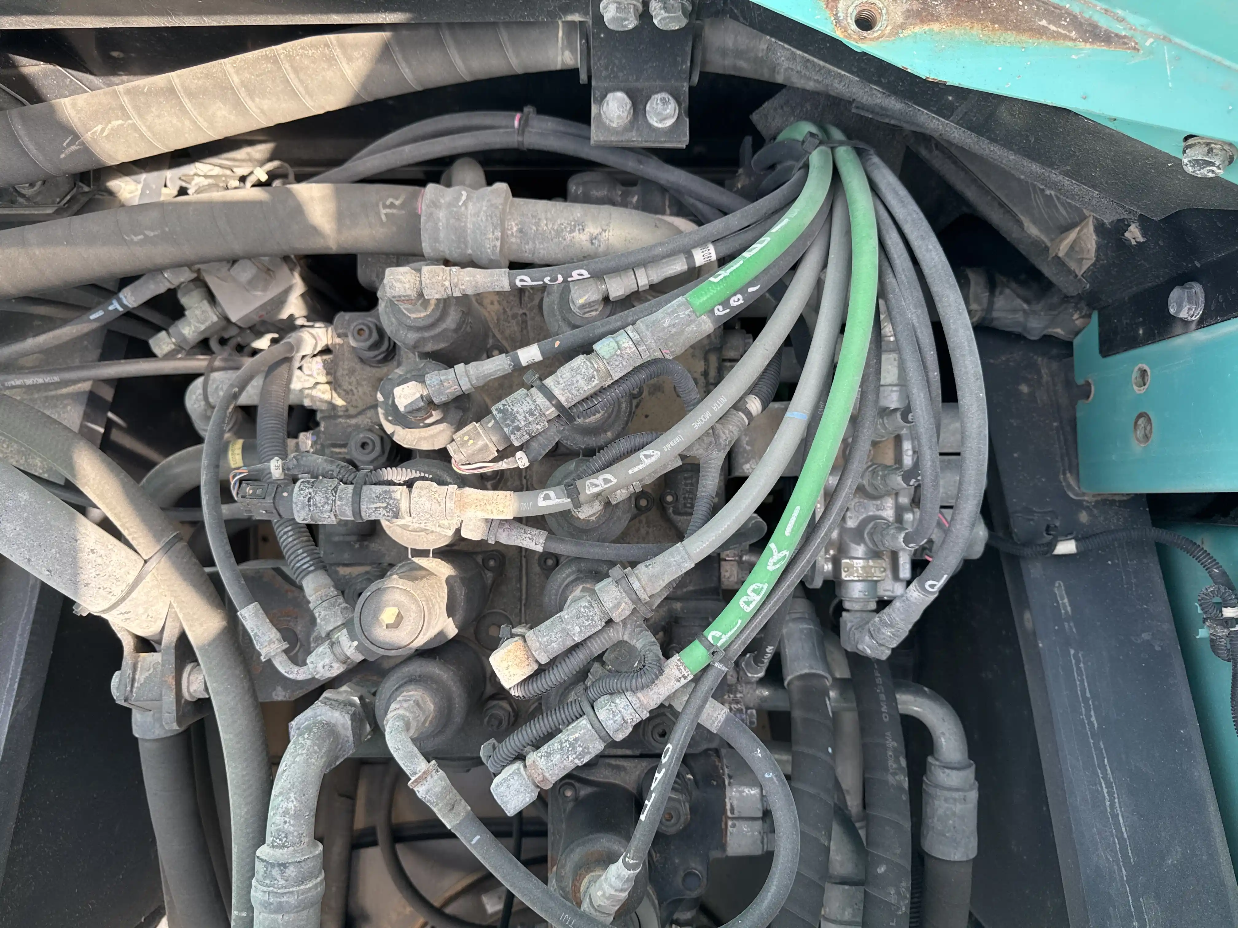 MDX-003-Kobelco-SK350LC-10-medium-excavator-inspection-hydraulics-main-control-valve-MCV-2