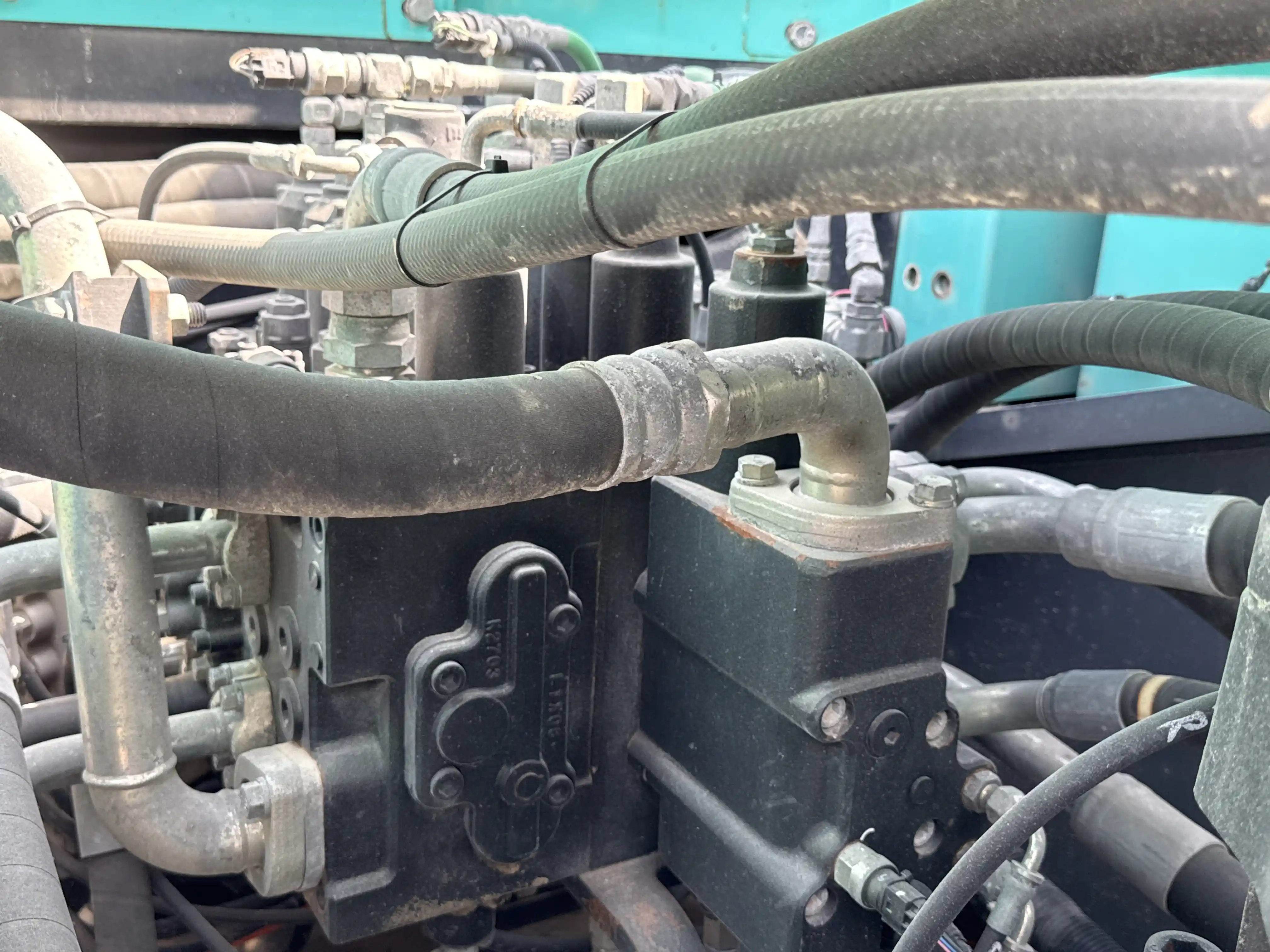 MDX-003-Kobelco-SK350LC-10-medium-excavator-inspection-hydraulics-main-control-valve-MCV-3