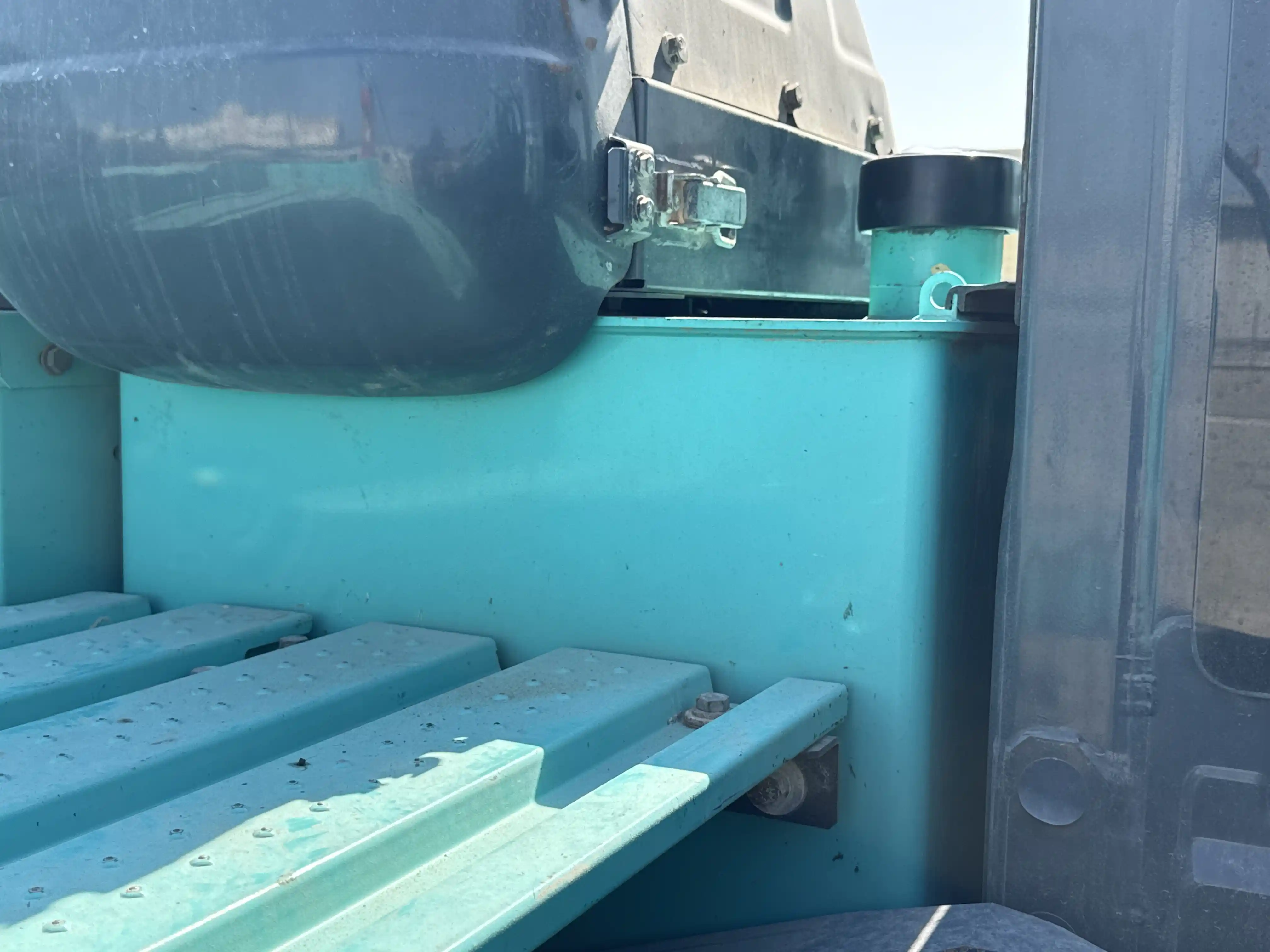 MDX-003-Kobelco-SK350LC-10-medium-excavator-inspection-engine-fuel-tank-1