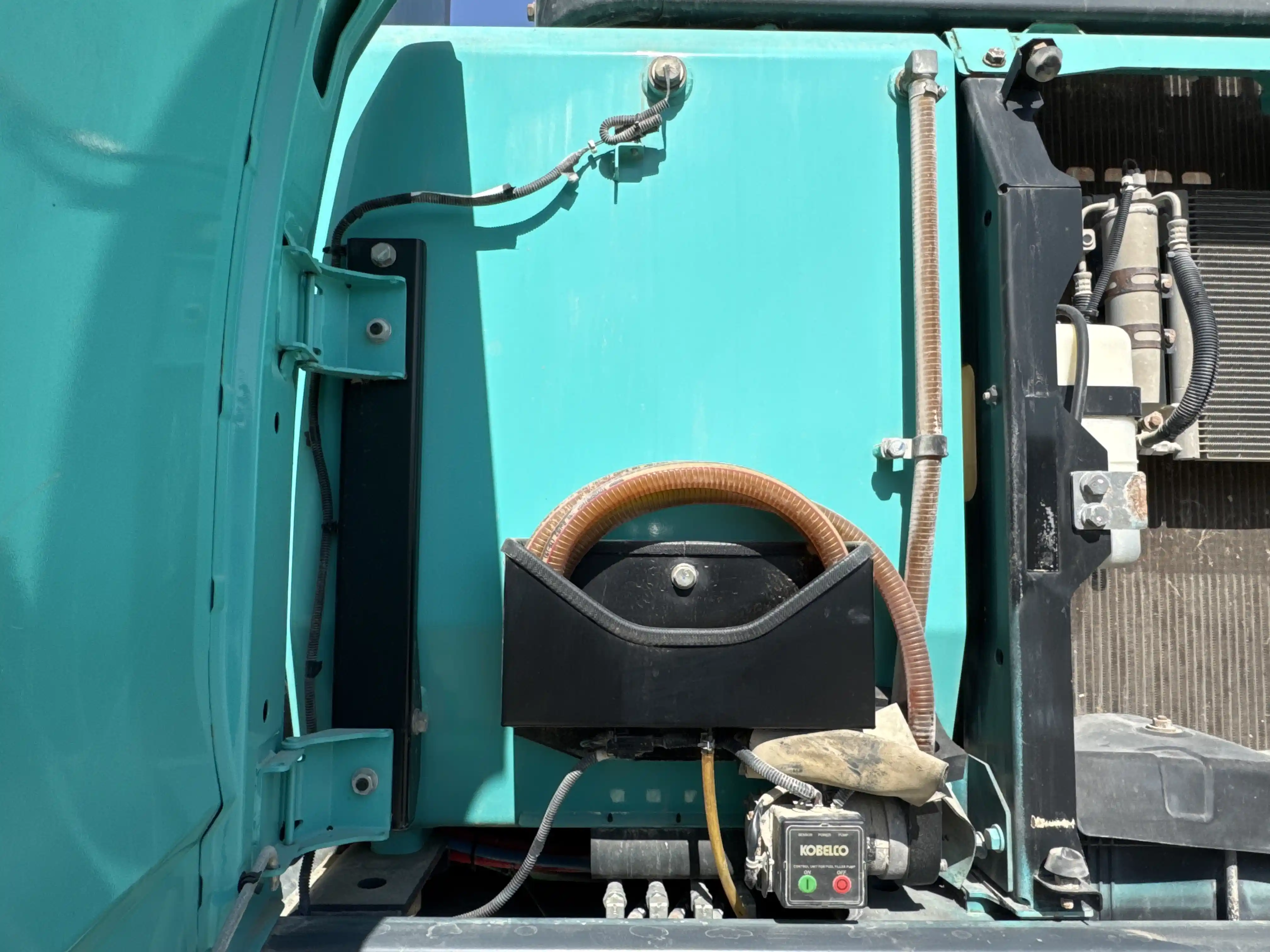 MDX-003-Kobelco-SK350LC-10-medium-excavator-inspection-engine-fuel-tank-4