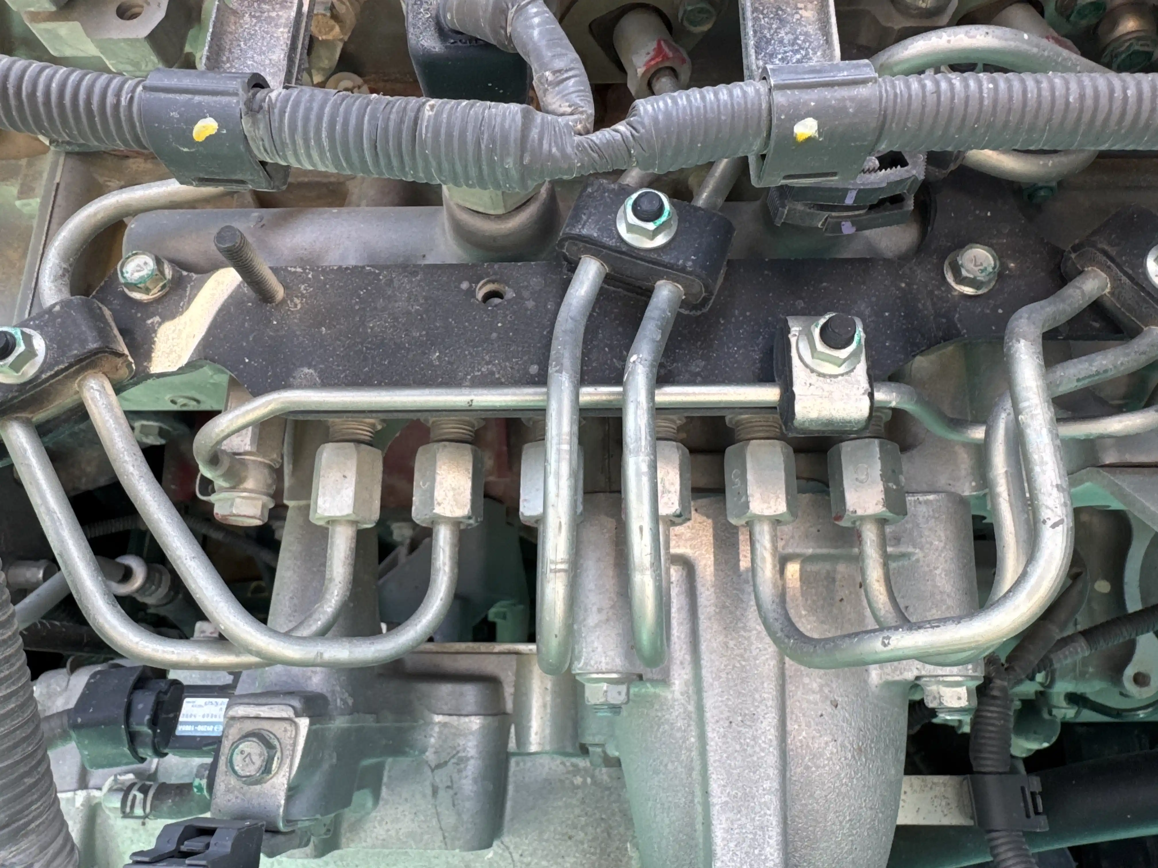 MDX-003-Kobelco-SK350LC-10-medium-excavator-inspection-engine-fuel-leaks-1
