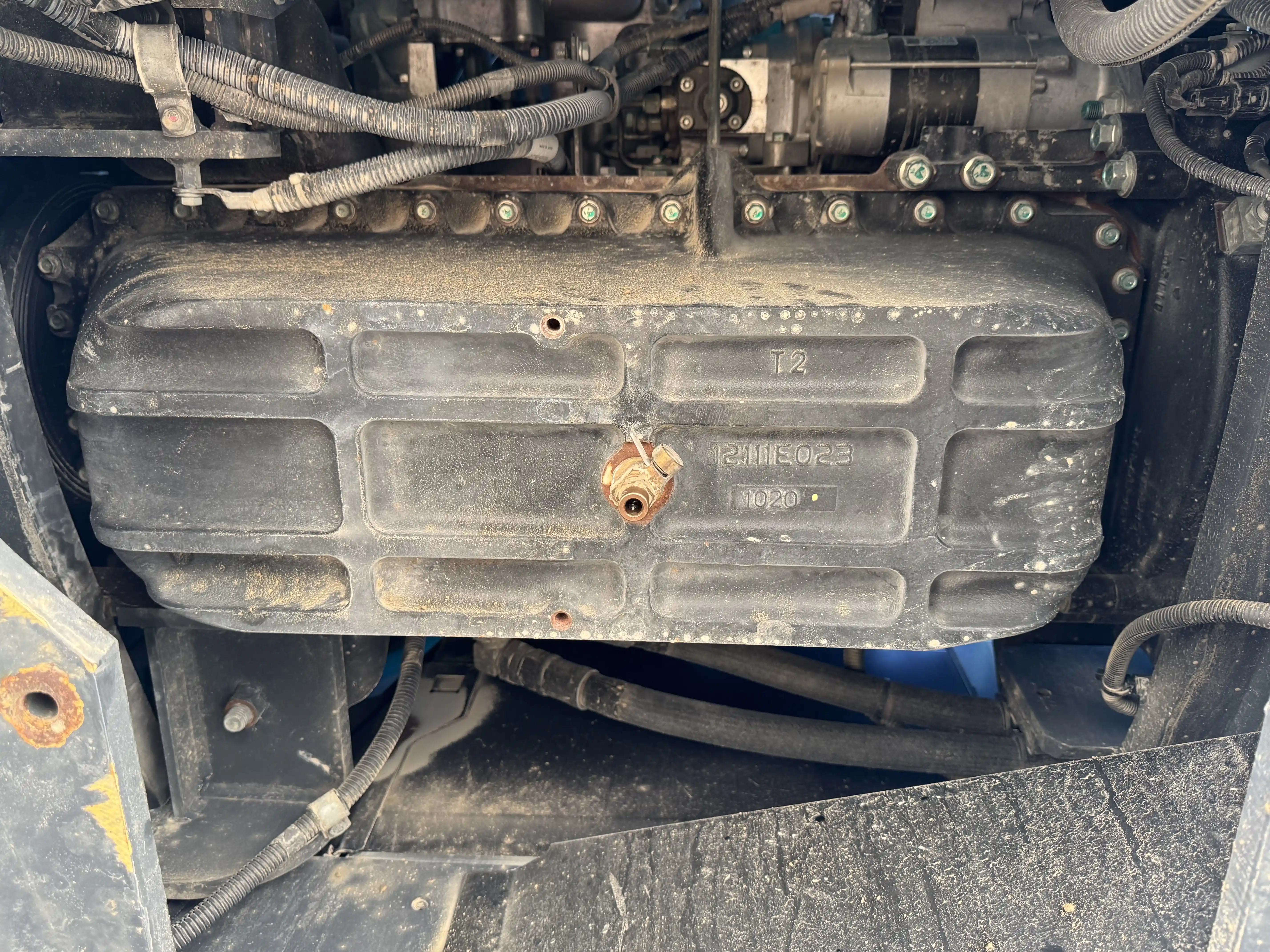 MDX-003-Kobelco-SK350LC-10-medium-excavator-inspection-engine-engine-oil-leaks-2