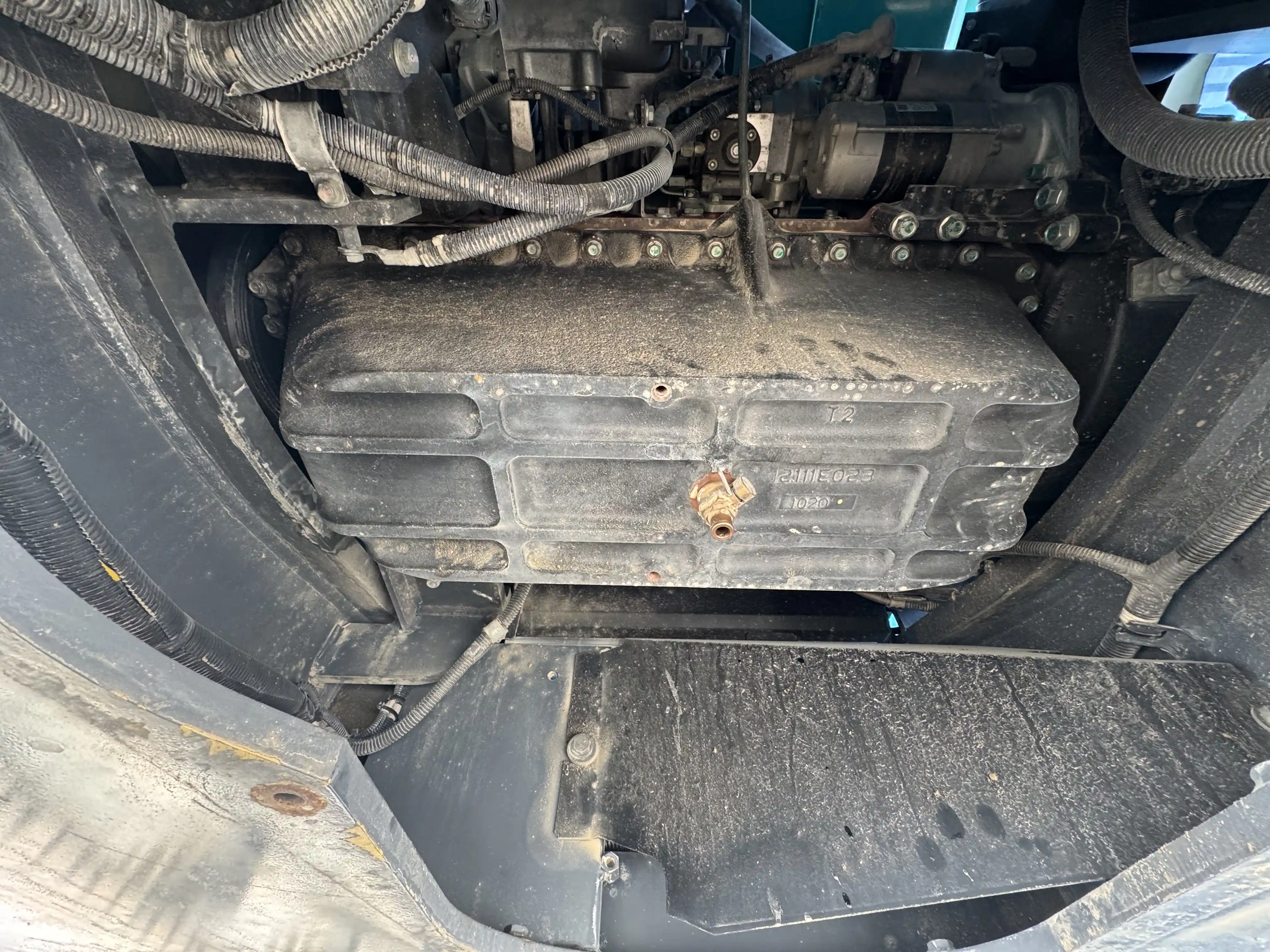 MDX-003-Kobelco-SK350LC-10-medium-excavator-inspection-engine-engine-oil-leaks-3