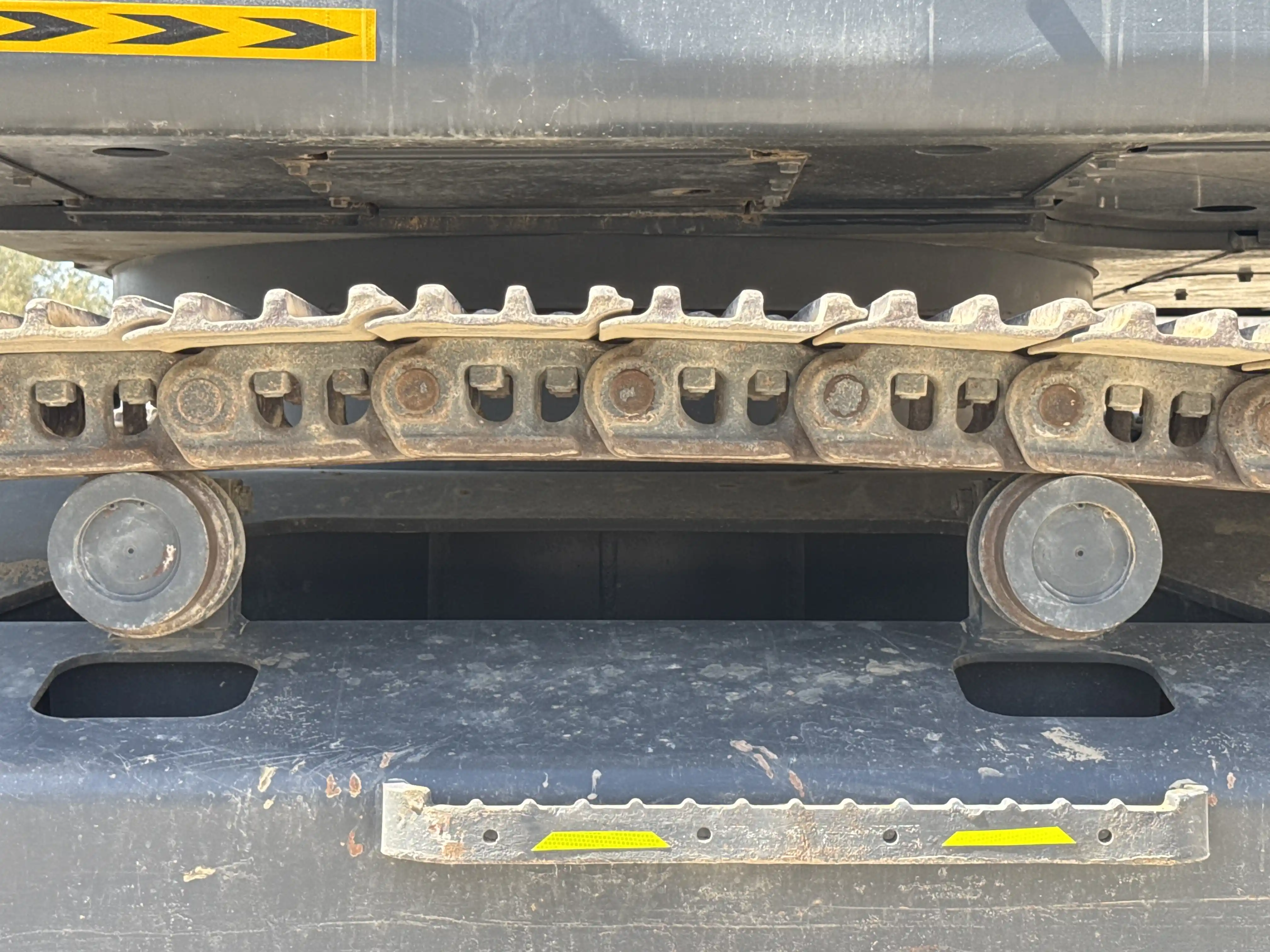 MDX-003-Kobelco-SK350LC-10-medium-excavator-inspection-undercarriage-left-carrier-rollers-1