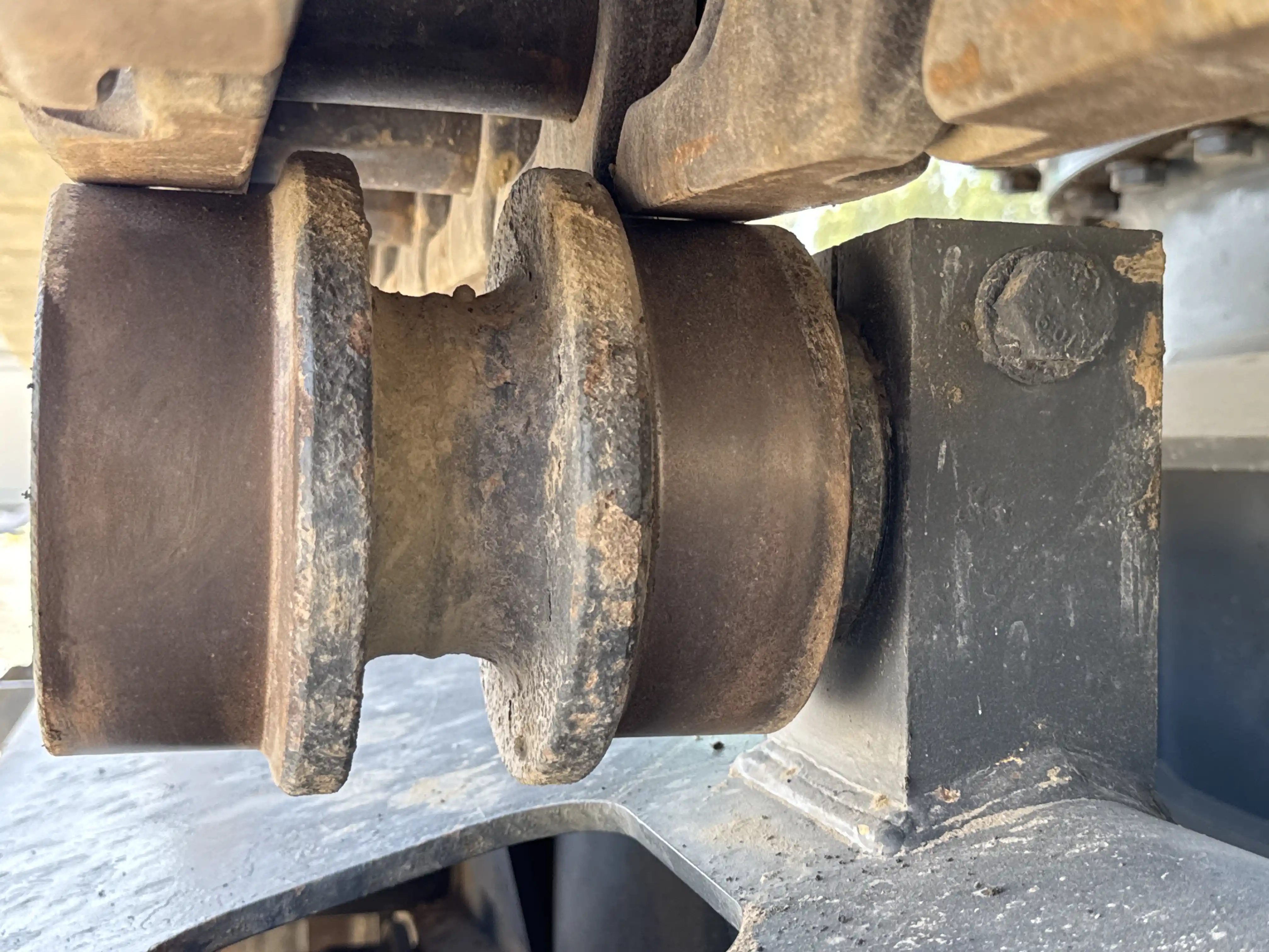 MDX-003-Kobelco-SK350LC-10-medium-excavator-inspection-undercarriage-left-carrier-rollers-2