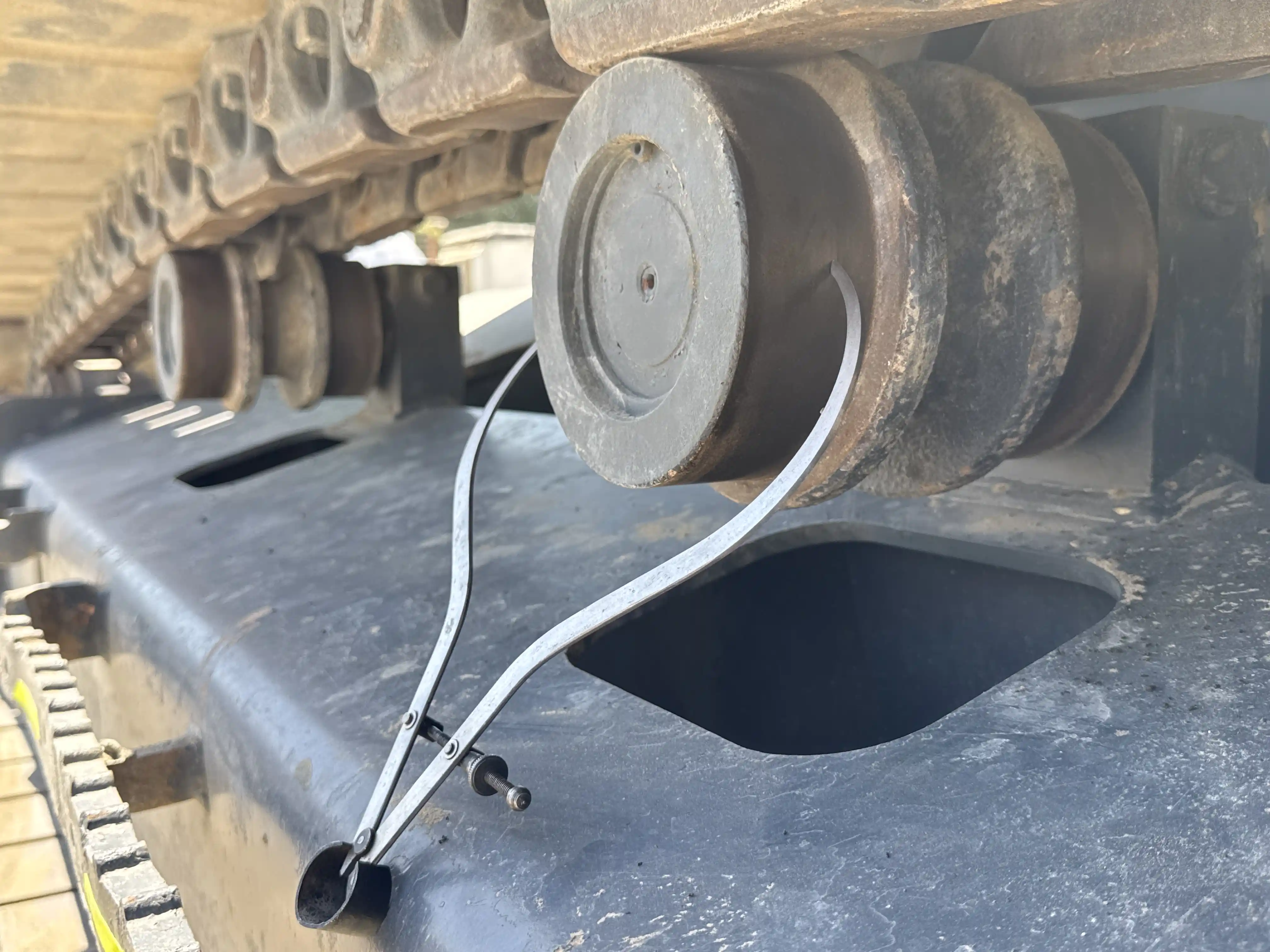 MDX-003-Kobelco-SK350LC-10-medium-excavator-inspection-undercarriage-left-carrier-rollers-3