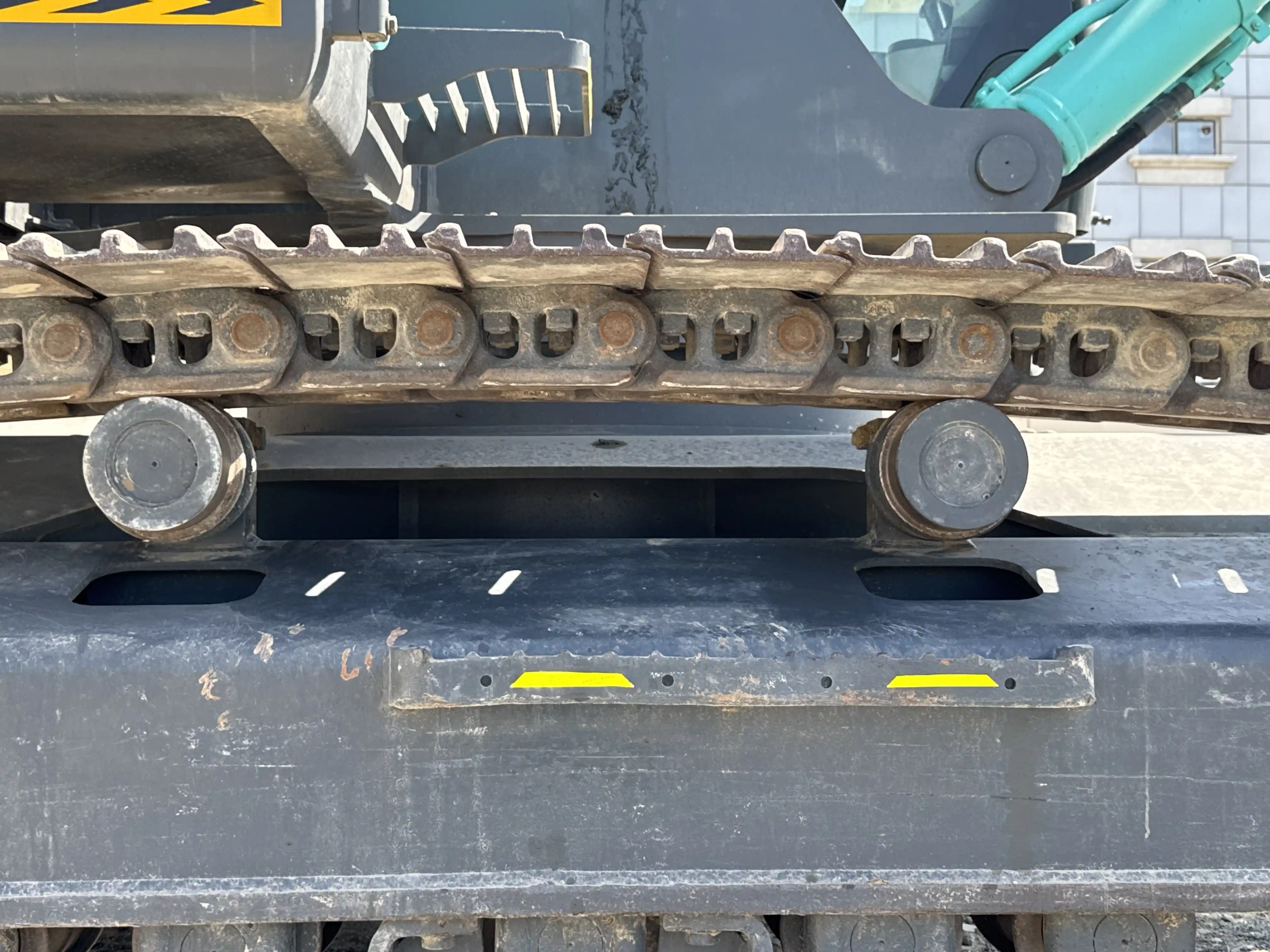 MDX-003-Kobelco-SK350LC-10-medium-excavator-inspection-undercarriage-right-carrier-rollers-2