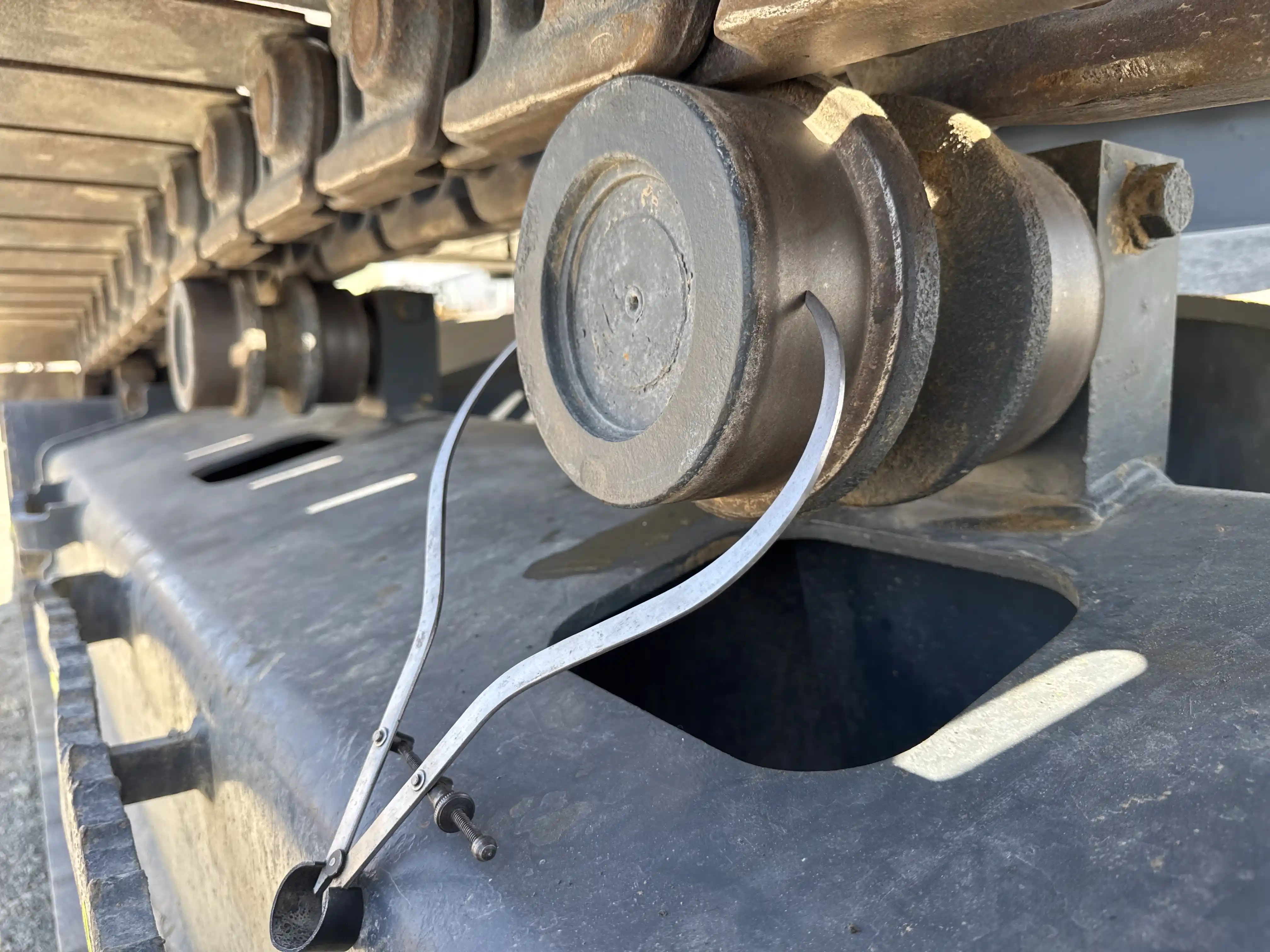 MDX-003-Kobelco-SK350LC-10-medium-excavator-inspection-undercarriage-right-carrier-rollers-4