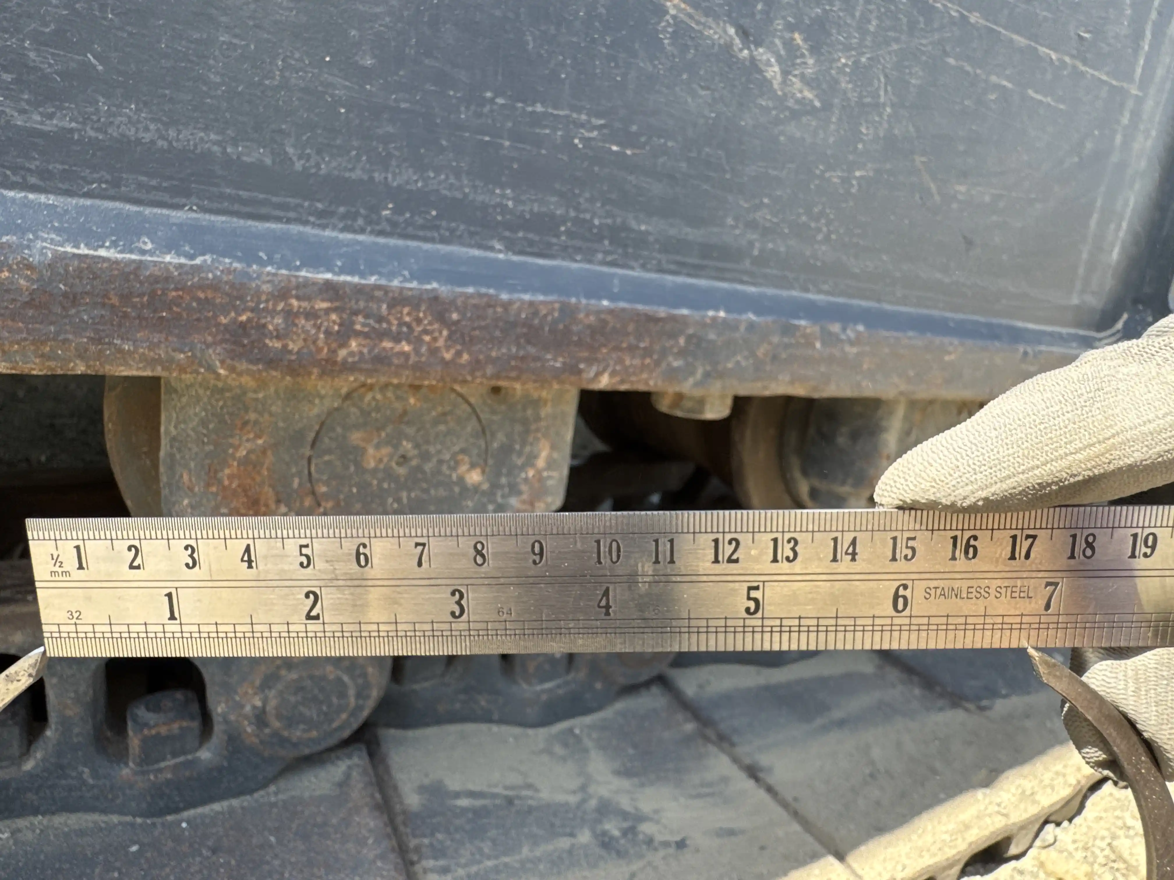 MDX-003-Kobelco-SK350LC-10-medium-excavator-inspection-undercarriage-left-track-rollers-1
