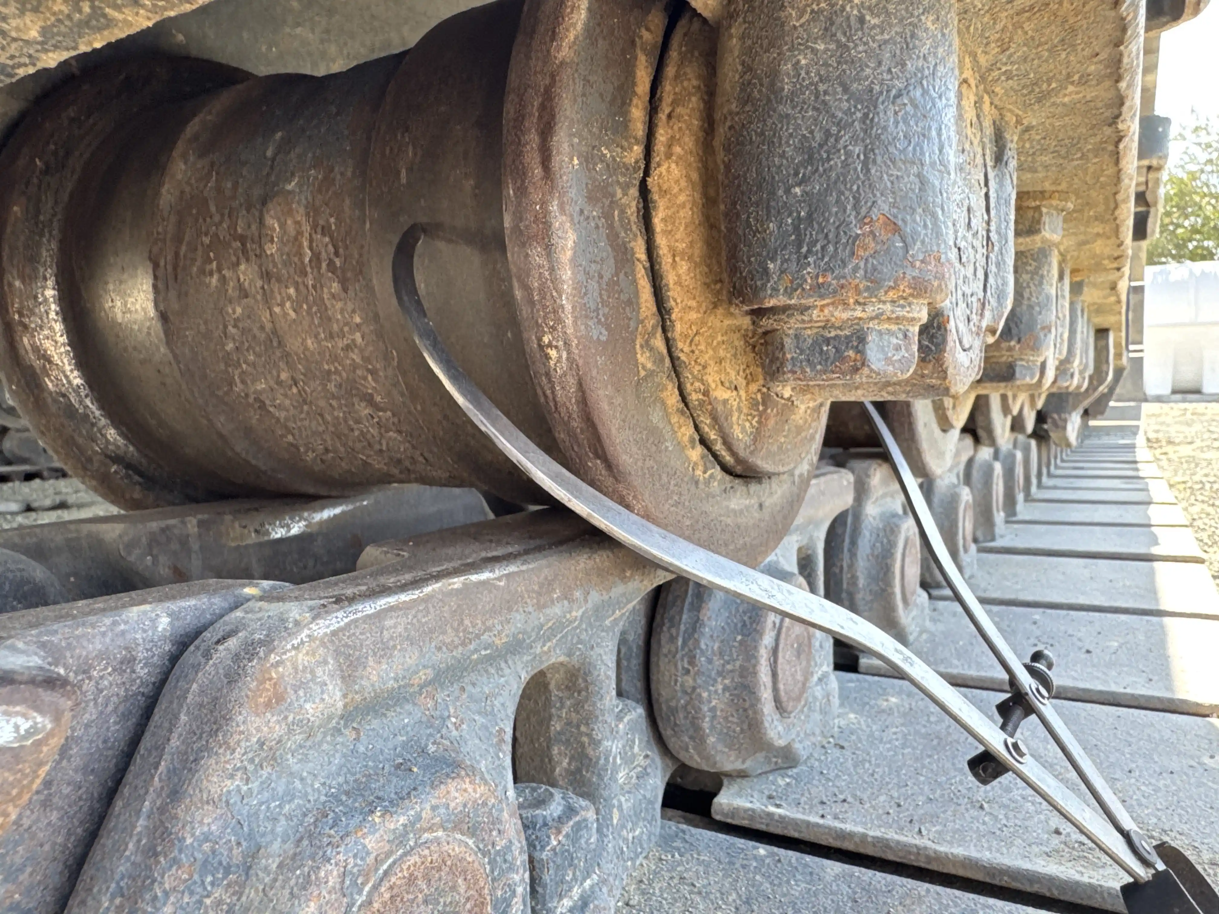 MDX-003-Kobelco-SK350LC-10-medium-excavator-inspection-undercarriage-right-track-rollers-1